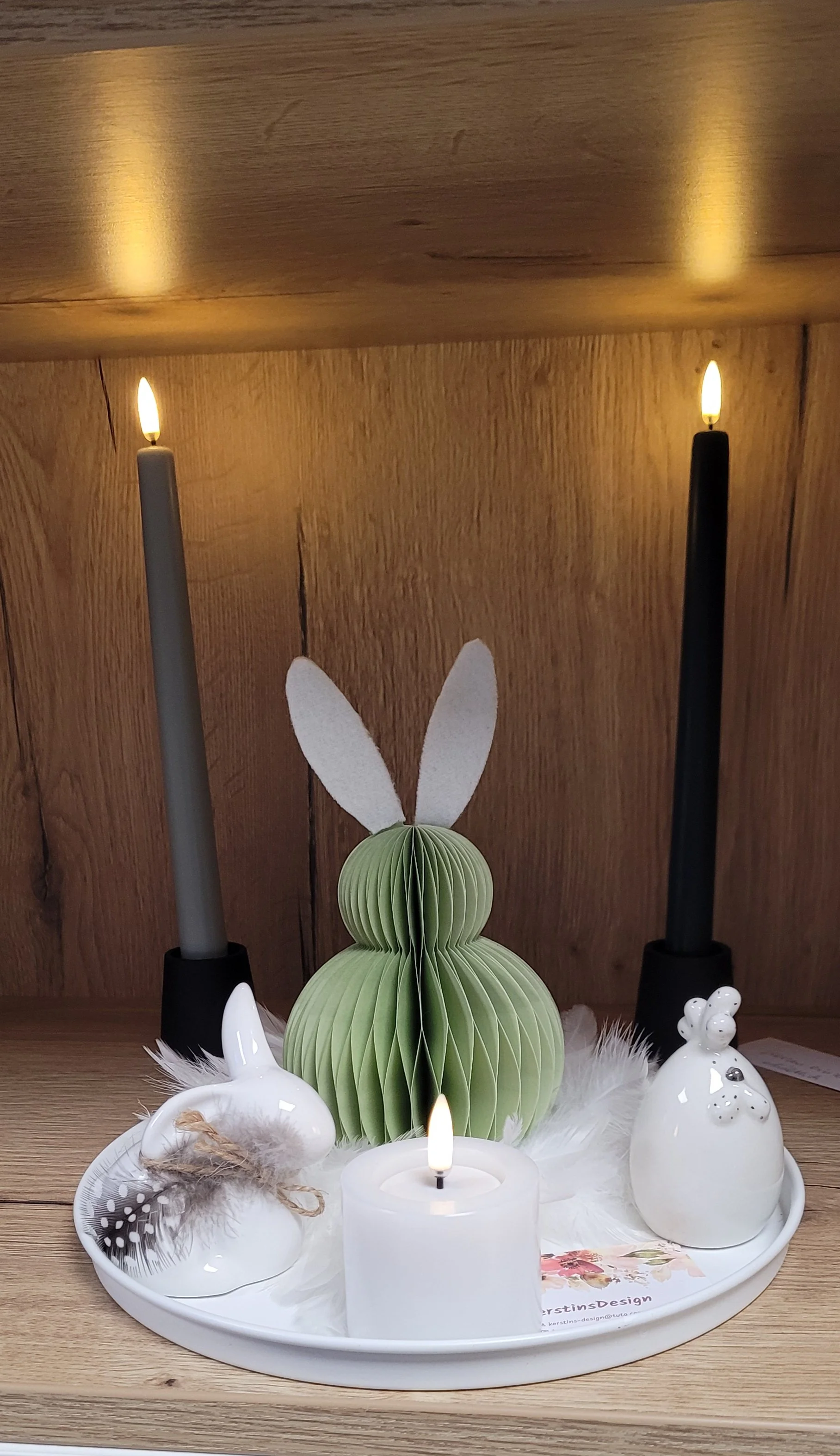 Papierwaben-Osterhase mit Deko und hochwertigen Echtwachs-LED-Kerzen, sowie hochwertigem LED-Teelicht, optional mit Fernbedienung