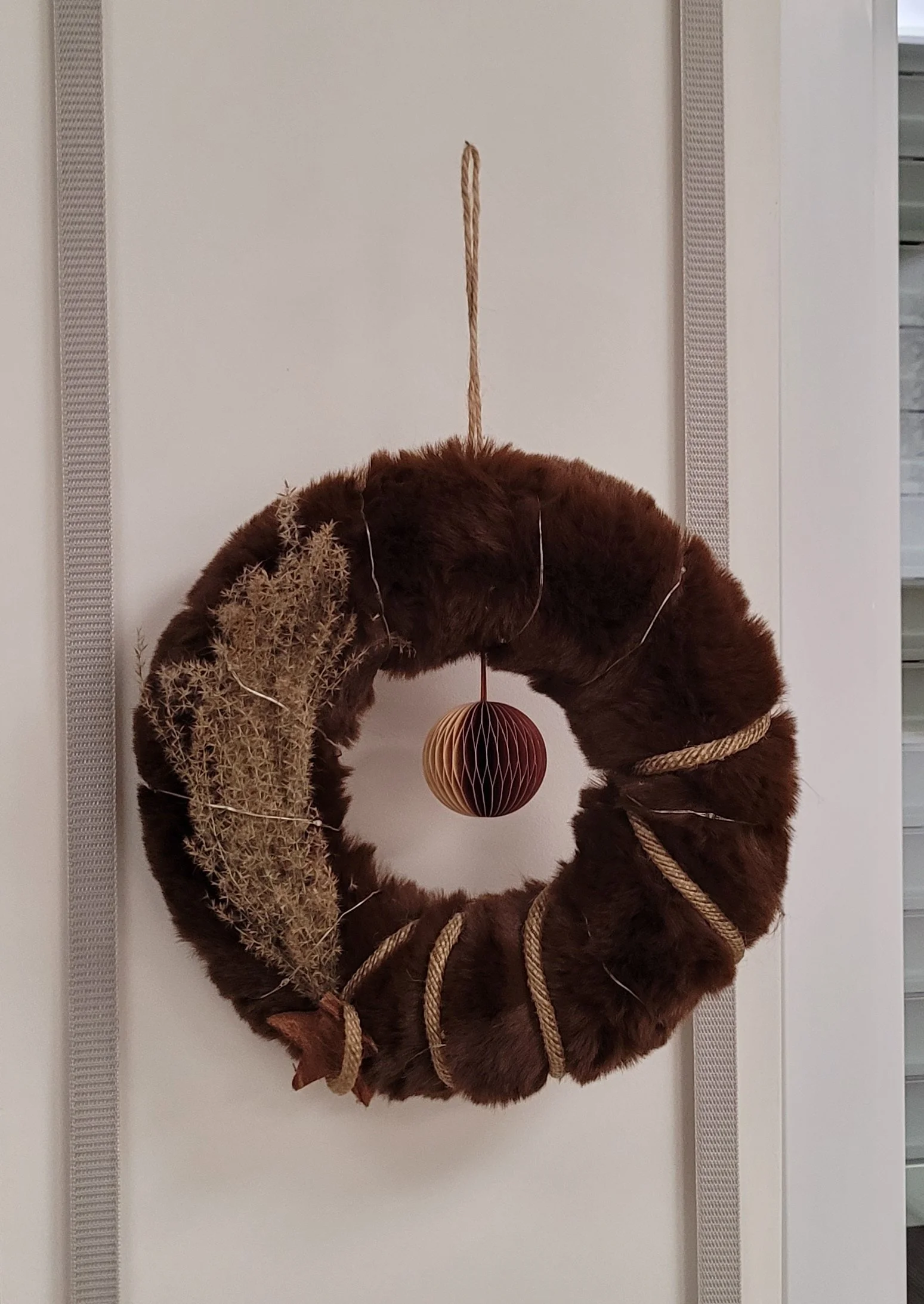 Kranz aus Kunstfell und LED-Lichterkette