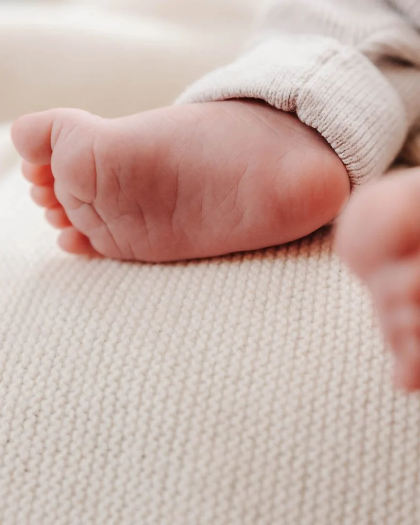 stimmungsvolles Bild mit beige-Tönen von Baby-Füßen, aufgenommen bei einem Newborn-Shooting bei Krumbach