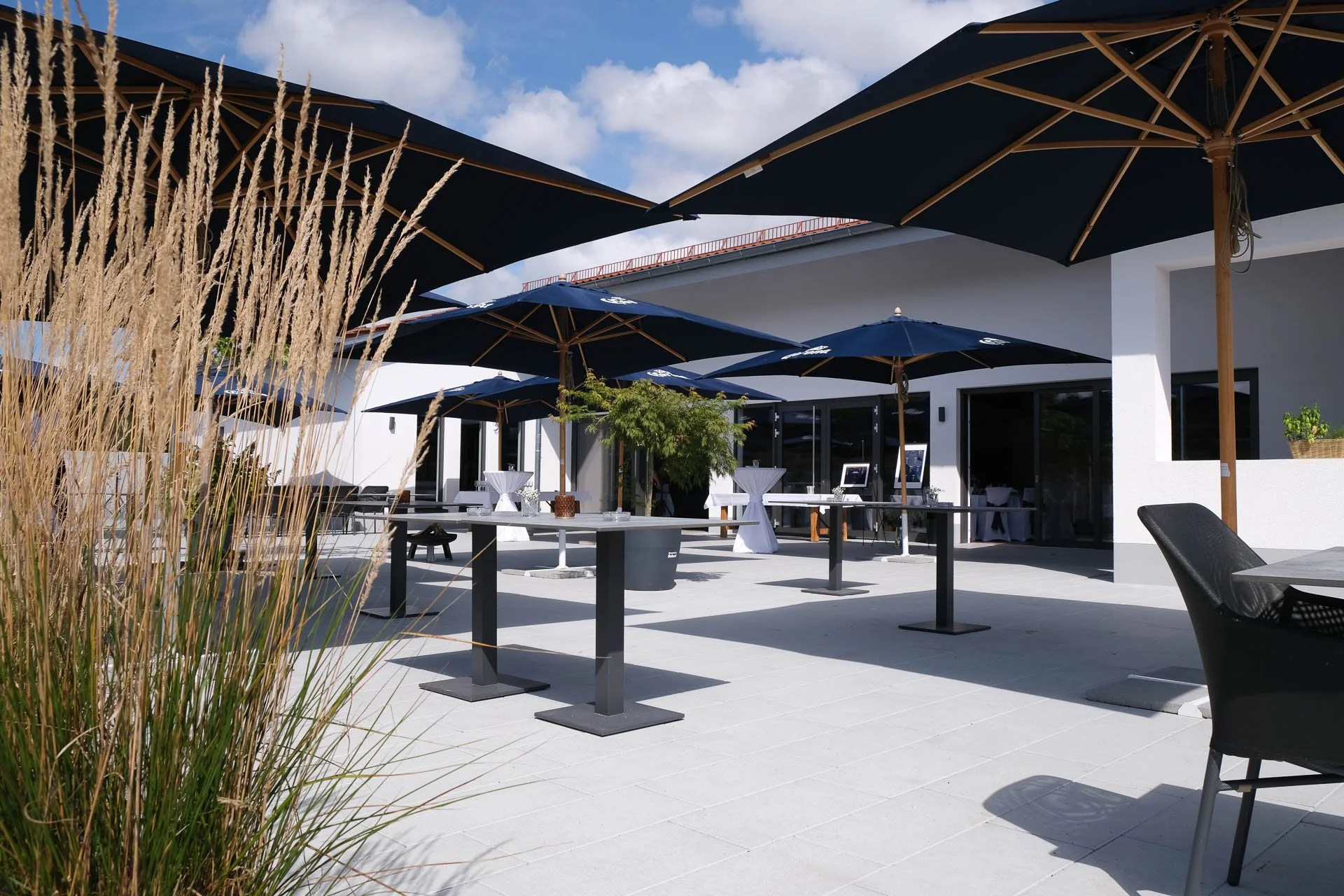 Schöner Außenbereich der Hochzeitslocation Das Drexels in Krumbach im Sommer