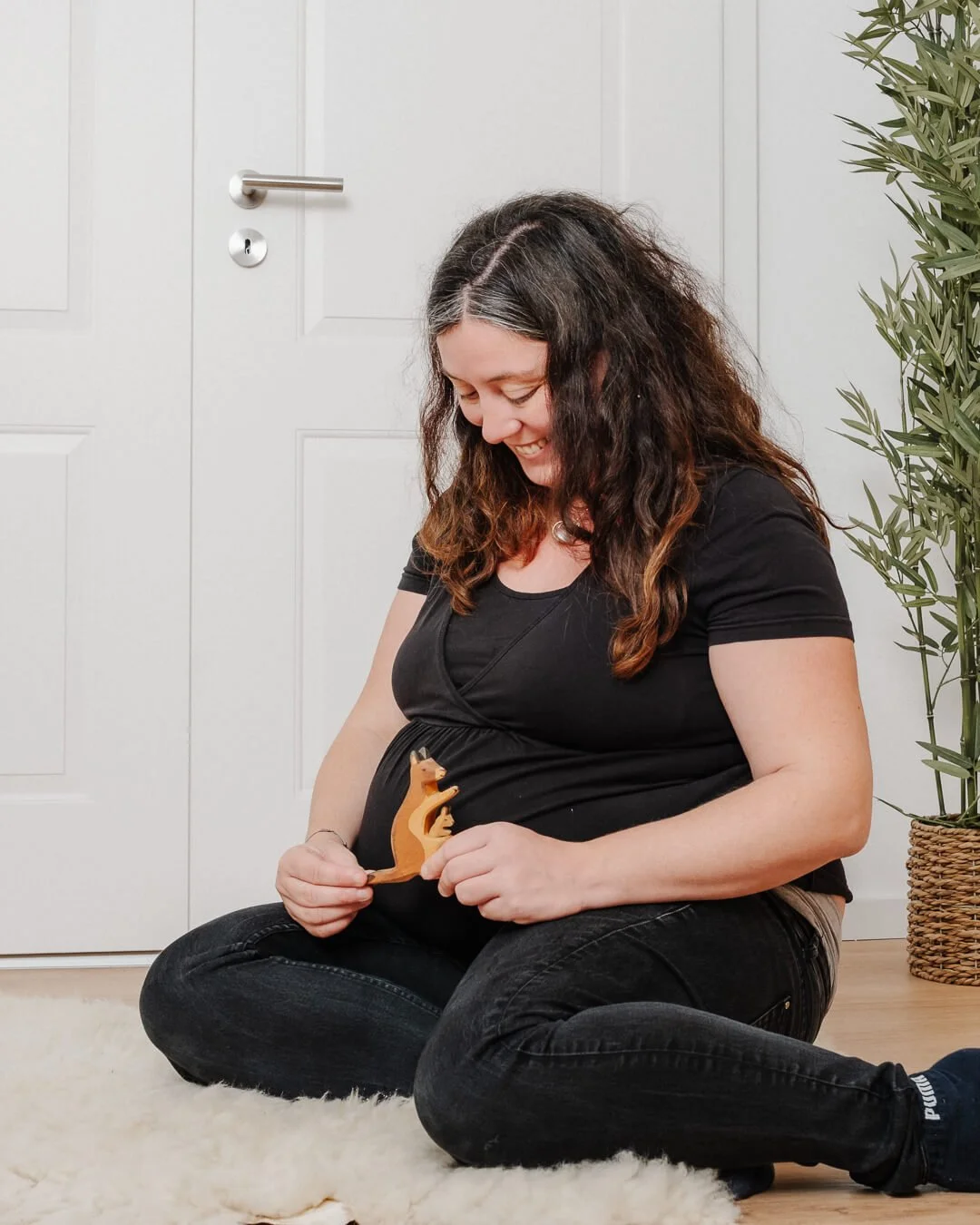 Werdende Mutter mit Babybauch beim Schwangershafts-Shooting zuhause bei Augsburg