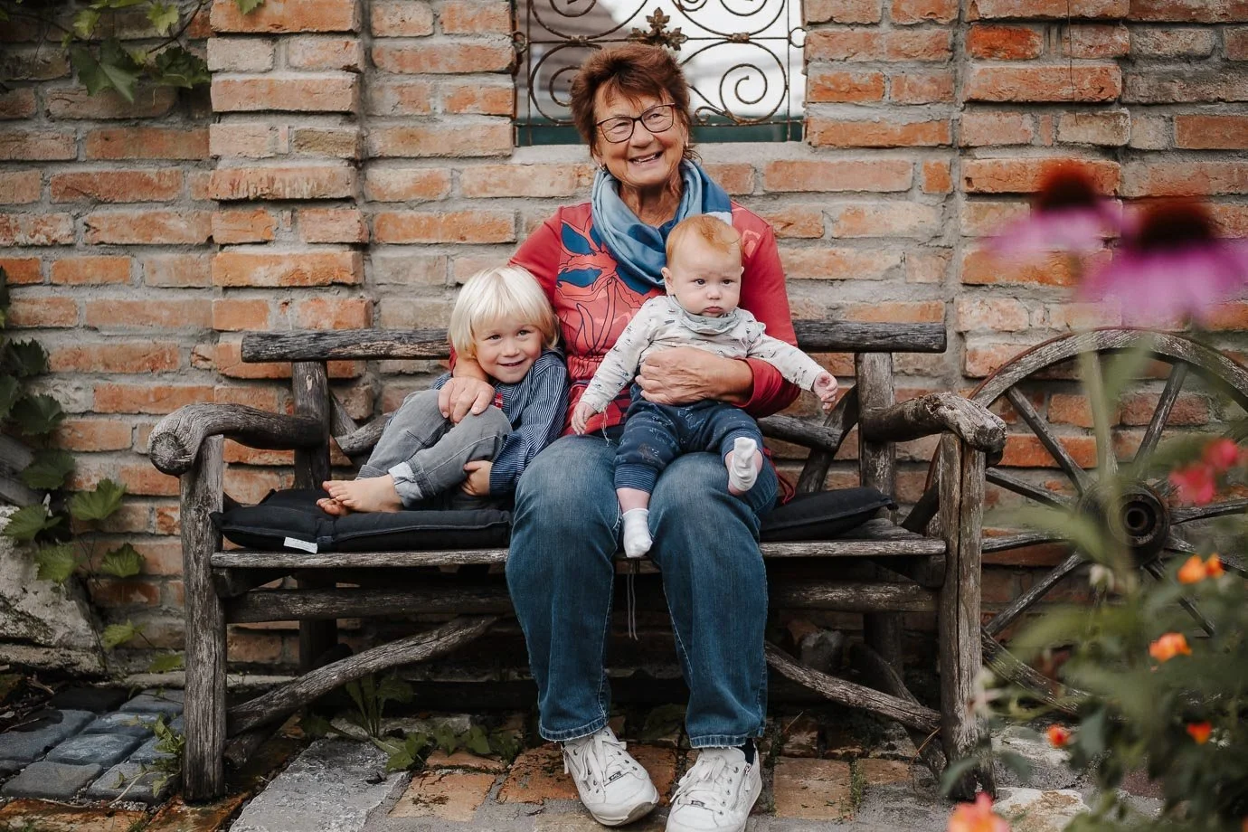 natürliches Familienfoto einer Oma mit ihren zwei Enkelkindern in der Nähe von Krumbach