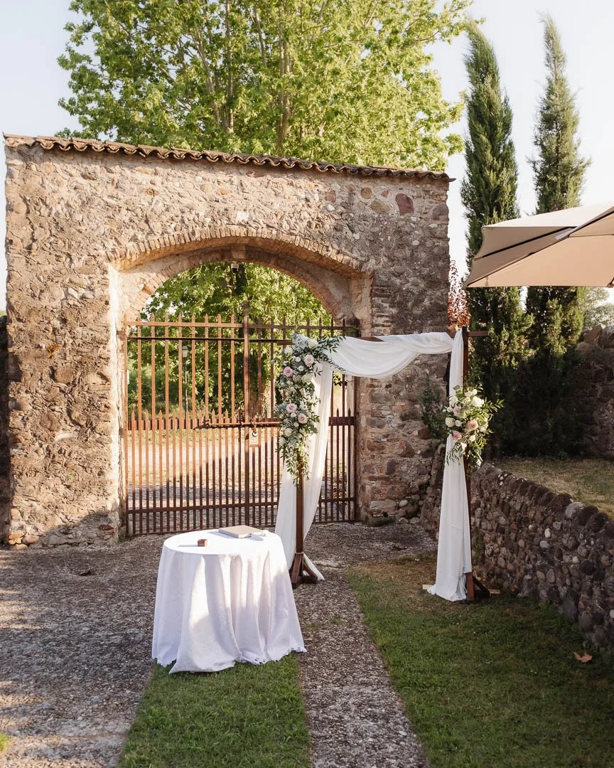 Traubogen vor einem Tor eines historischen Anwesens in der Nähe von Verona für eine Hochzeit in Italien