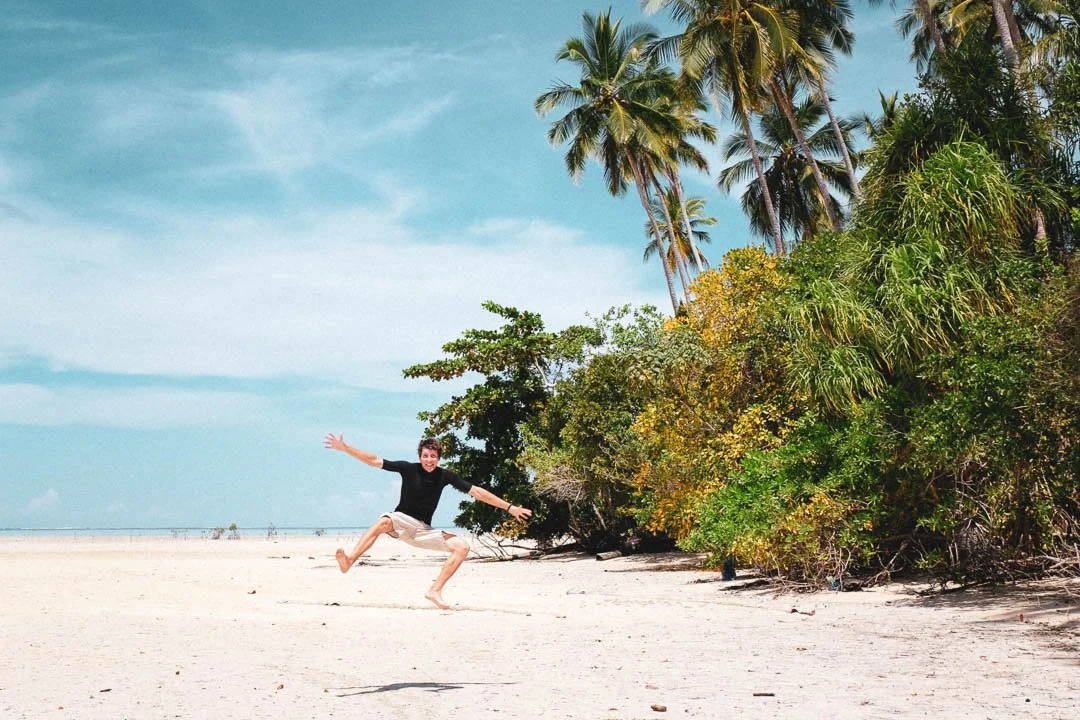 traumstrand-luftsprung-indonesien.jpg