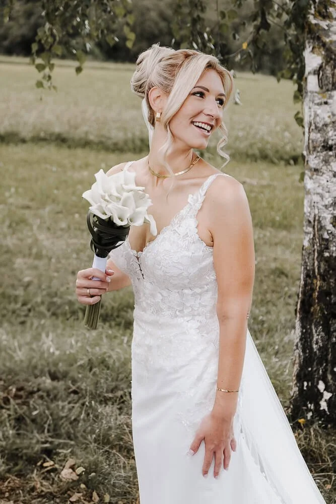 Portrait einer Braut in weißem Brautkleid mit weißem Brautstrauß auf ihrer Hochzeit bei Augsburg