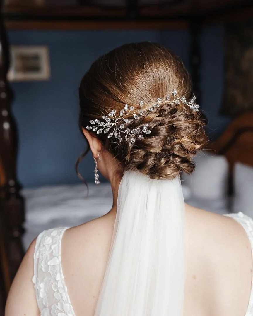 Frisur und Haarschmuck einer Braut beim Getting Ready vor der Hochzeit bei Augsburg
