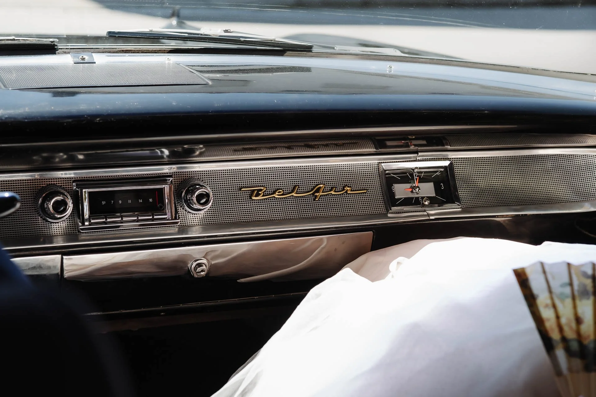 Detailaufnahme des Cockpits eines Chevrolet Bel Air, der als Hochzeitsauto bei Augsburg unterwegs ist und daher im unteren Bildbereich einen Teil des Brautkleids zeigt