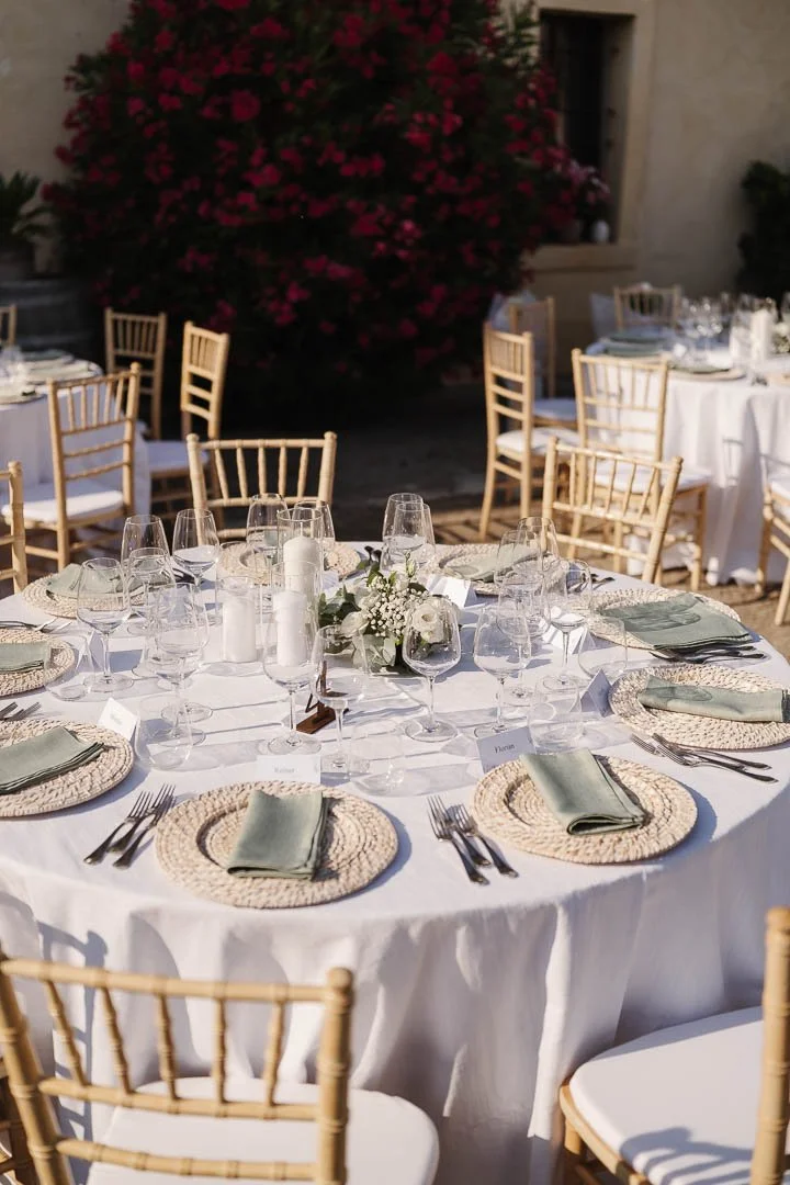 Für eine Hochzeit eingedeckter Tisch im Freien in der Weddingdestination Corte Marzago am Gardasee in Italien