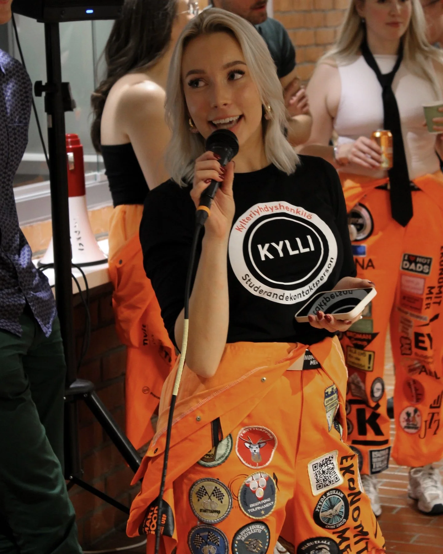 Katariina Kinnunen juontamassa opiskelijatapahtumaa.