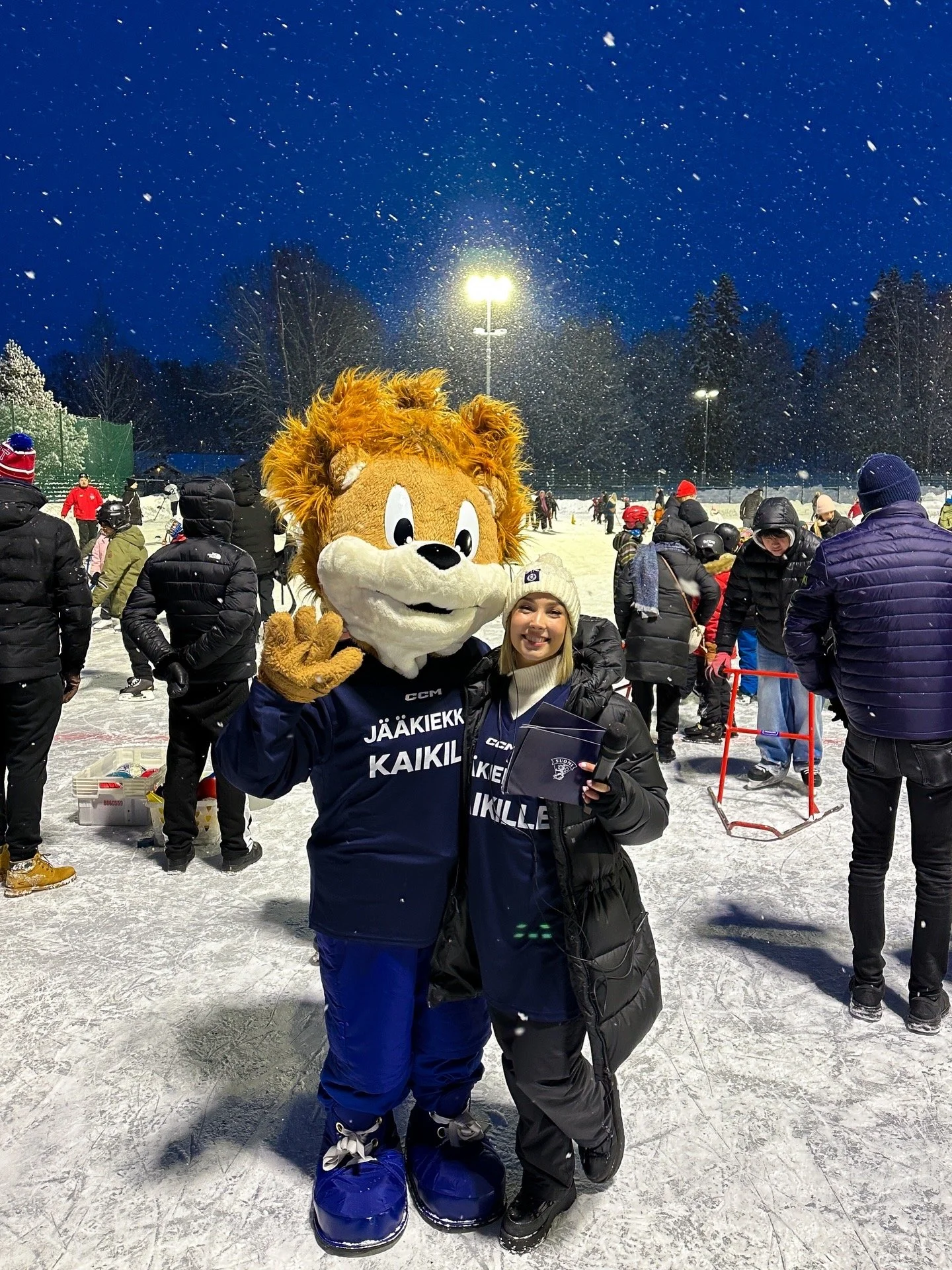 Katariina ulkojäällä maskotin kanssa