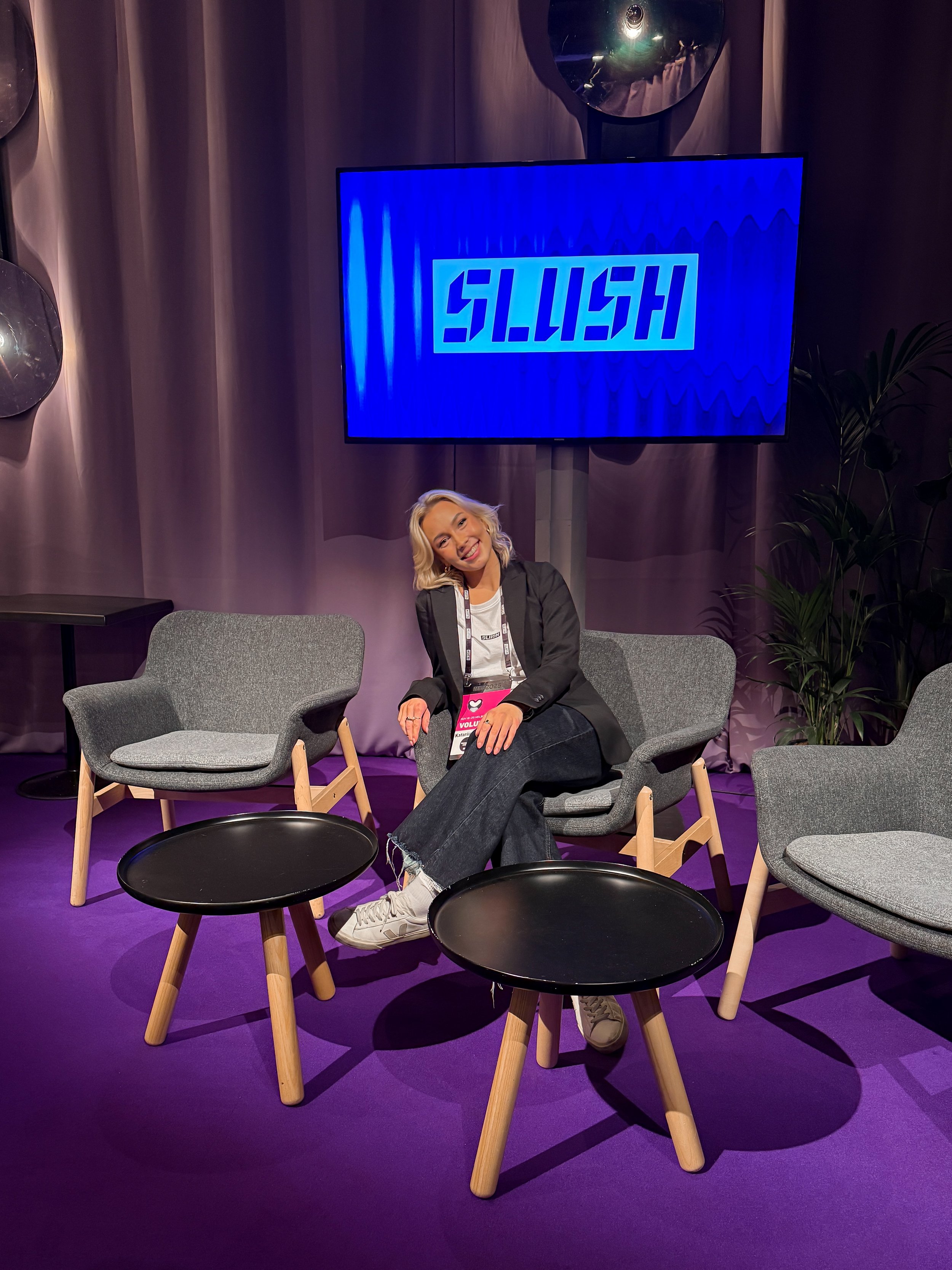 Katariina Kinnunen juontamassa Q&A-sessiota, istuu tuolilla.