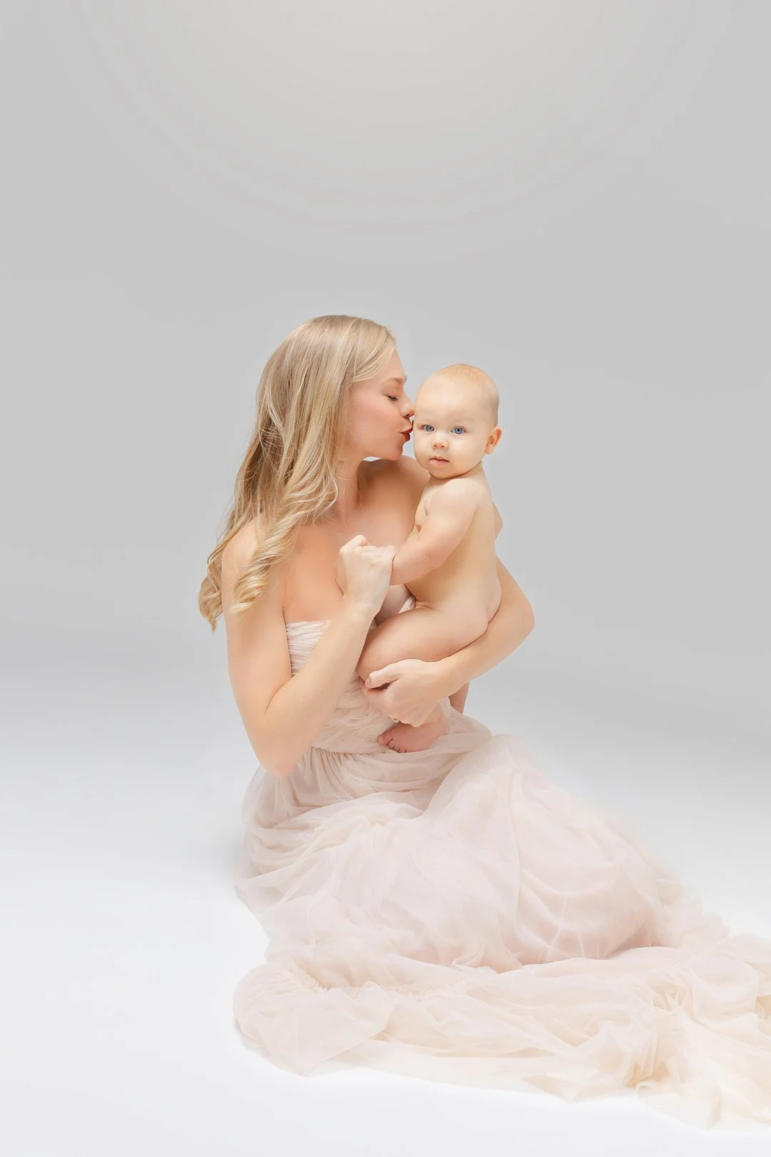 M O T H E R H O O D sessions......!⁣
These lovely sessions are quickly becoming a client favorite!! I say it all the time but Mama, you need to document all the milestones of your baby's first year. Our studio will take care of everything from Hair a