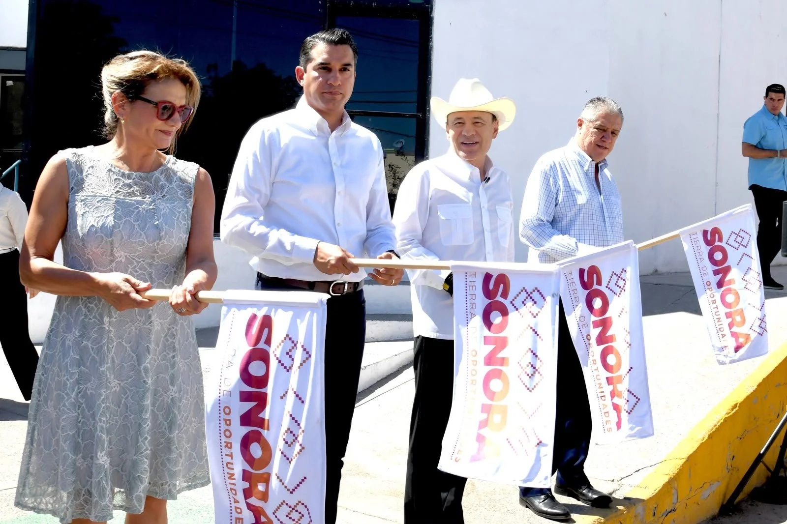 Gobernador Durazo arranca distribución de más de 3.3 millones de libros de texto en escuelas pública