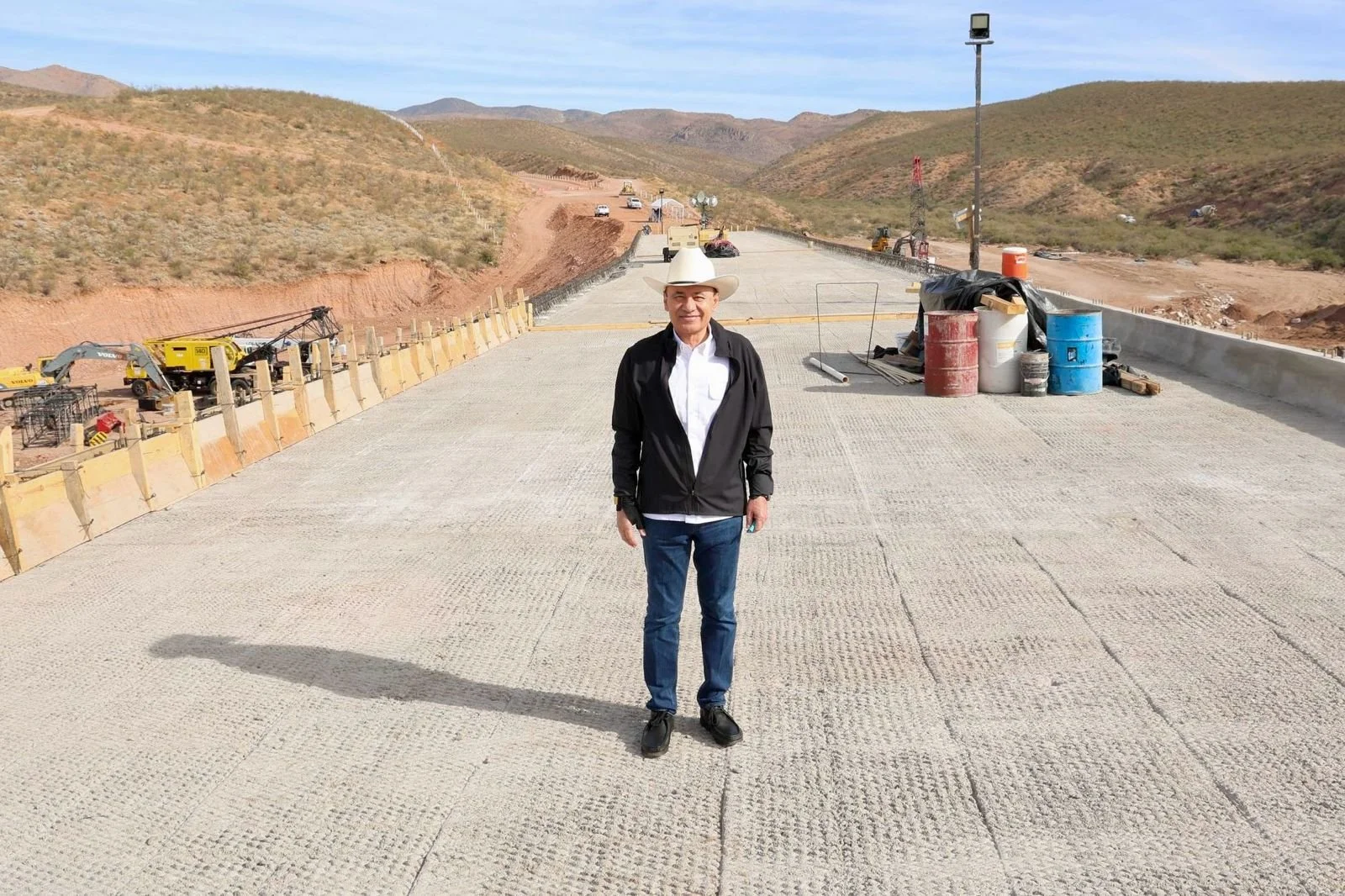 Conectividad y bienestar para la sierra; Gobernador Durazo supervisa avance del 80% de la carretera