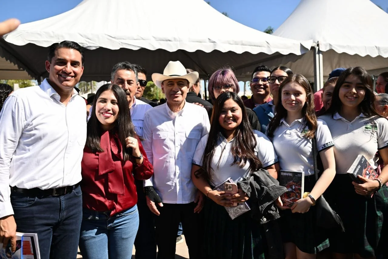 Refuerza Gobernador Durazo acceso a la educación y lectura con becas y librería del FCE en Cajeme