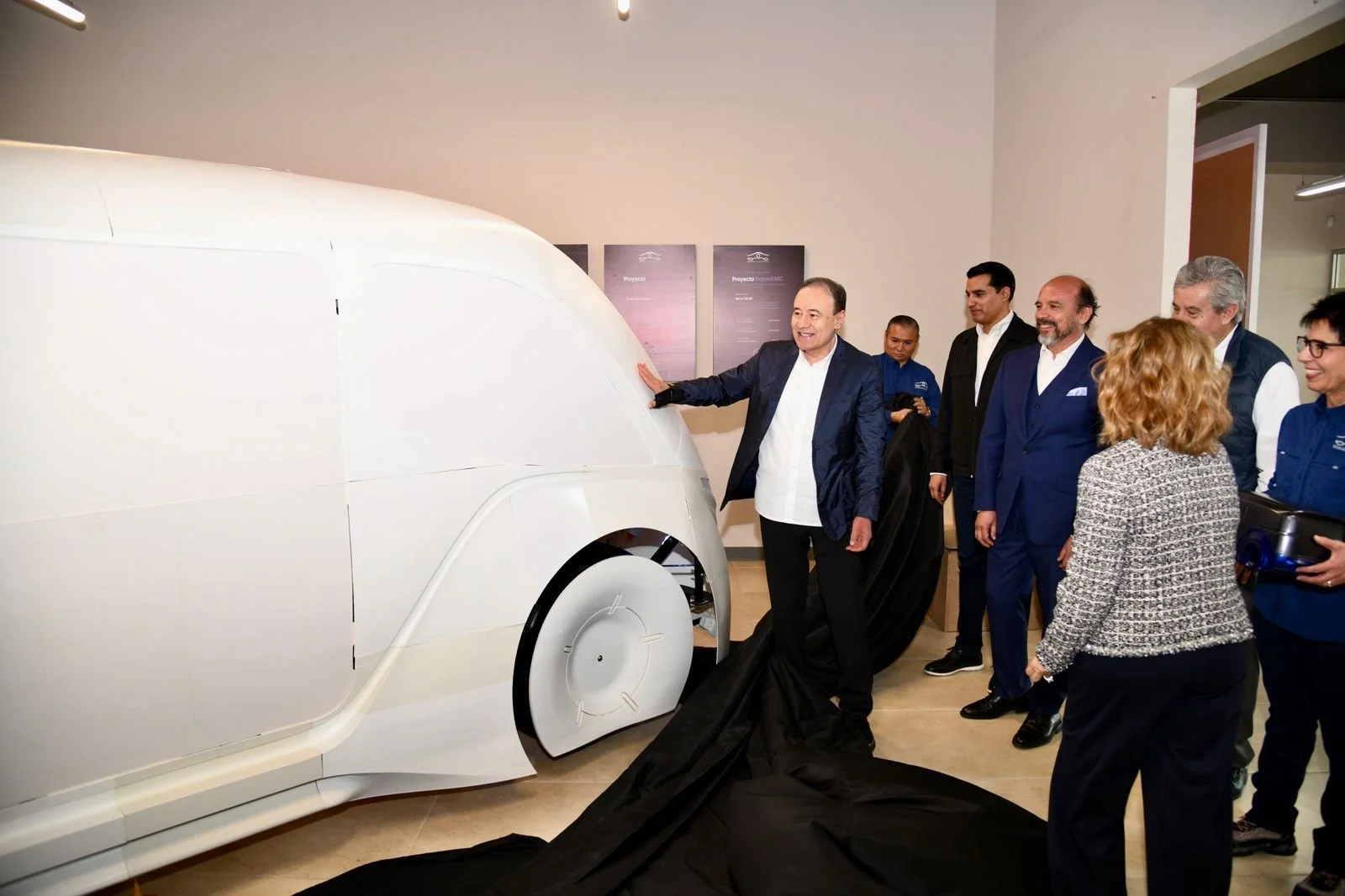 Gobernador Durazo supervisa avances del primer vehículo eléctrico Sonorense