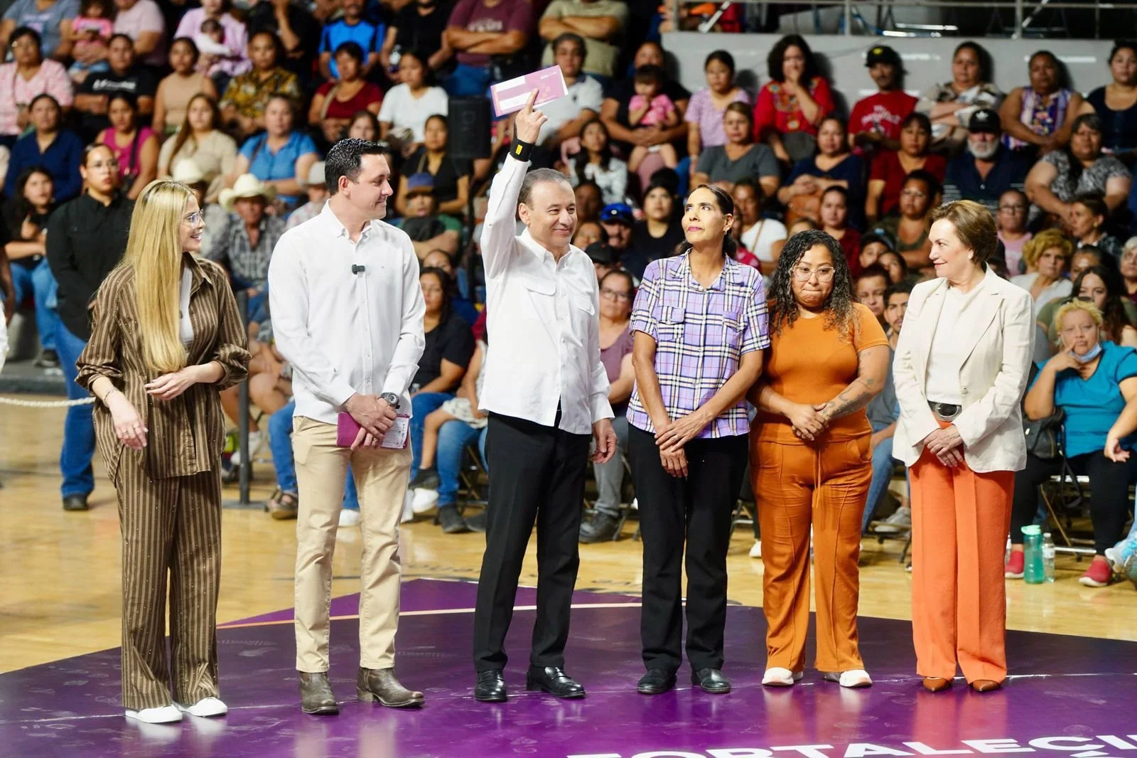 Gobernador Durazo fortalece economía de 16 mil familias con tarjetas de oportunidades del Bienestar