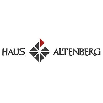 Logo mit dem Text "Haus Altenberg" und einem geometrischen Symbol in Schwarz, Weiß und Rot.