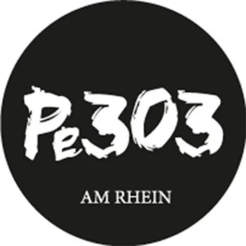 Schwarz-weiße Grafik mit dem Text 'Pe 303 am Rhein' in einer runden Form.