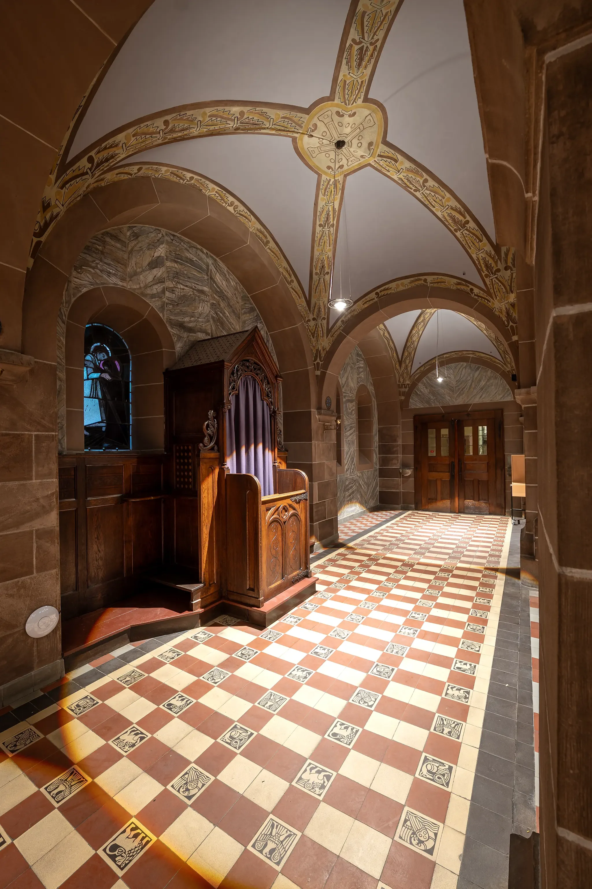 Beichtstuhl im Seitenbereich der Kirche