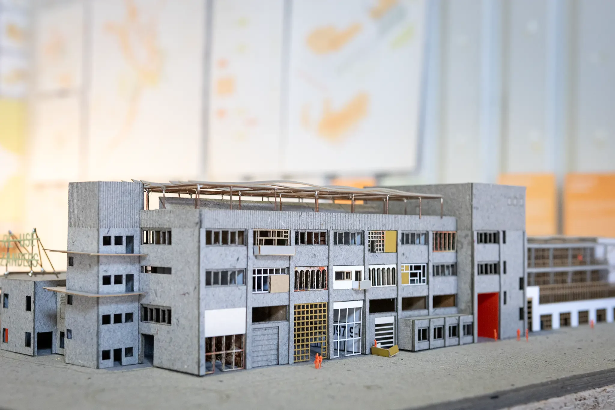 Das Werkstattgebäude F260 als Modell aus Pappmaché