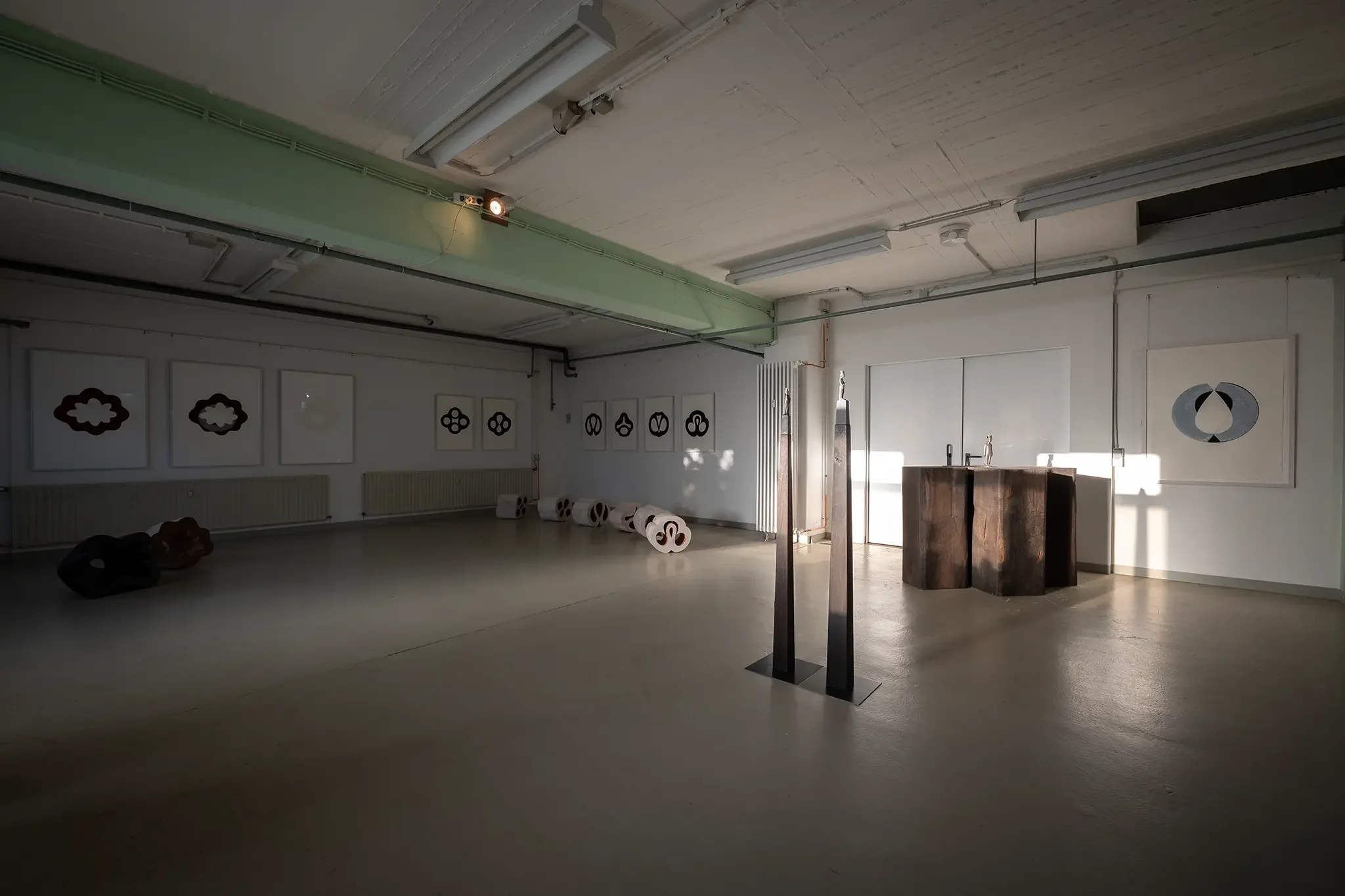 Bronzefiguren im Raum – Licht und Form im Dialog.