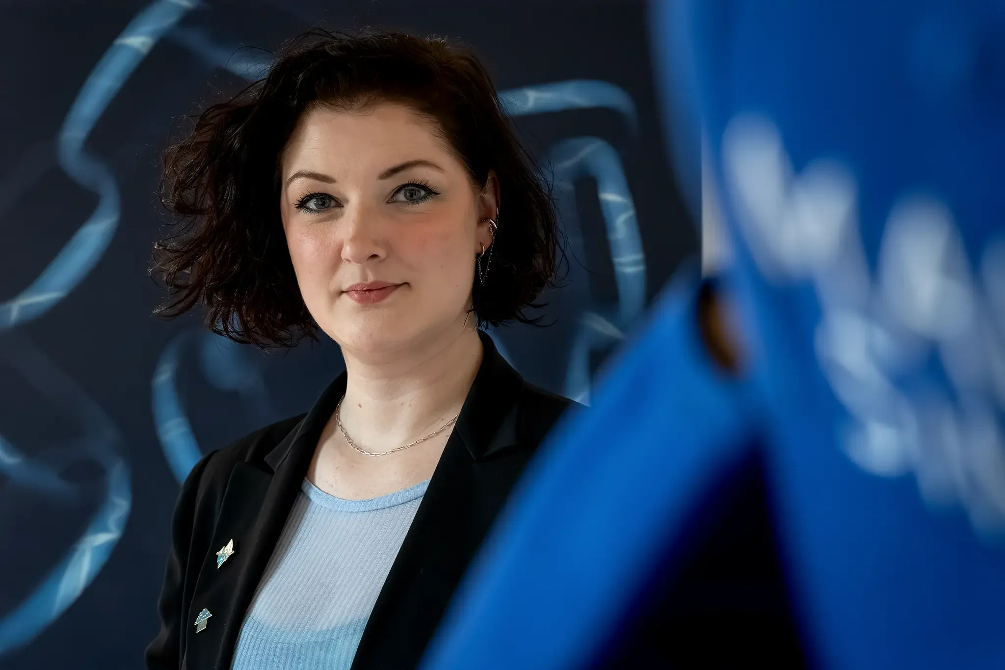 Künstlerin Jovita Majewski vor einem Werk aus ihrer Ausstellung „Blaue Horizonte“ im Partout Kunstkabinett