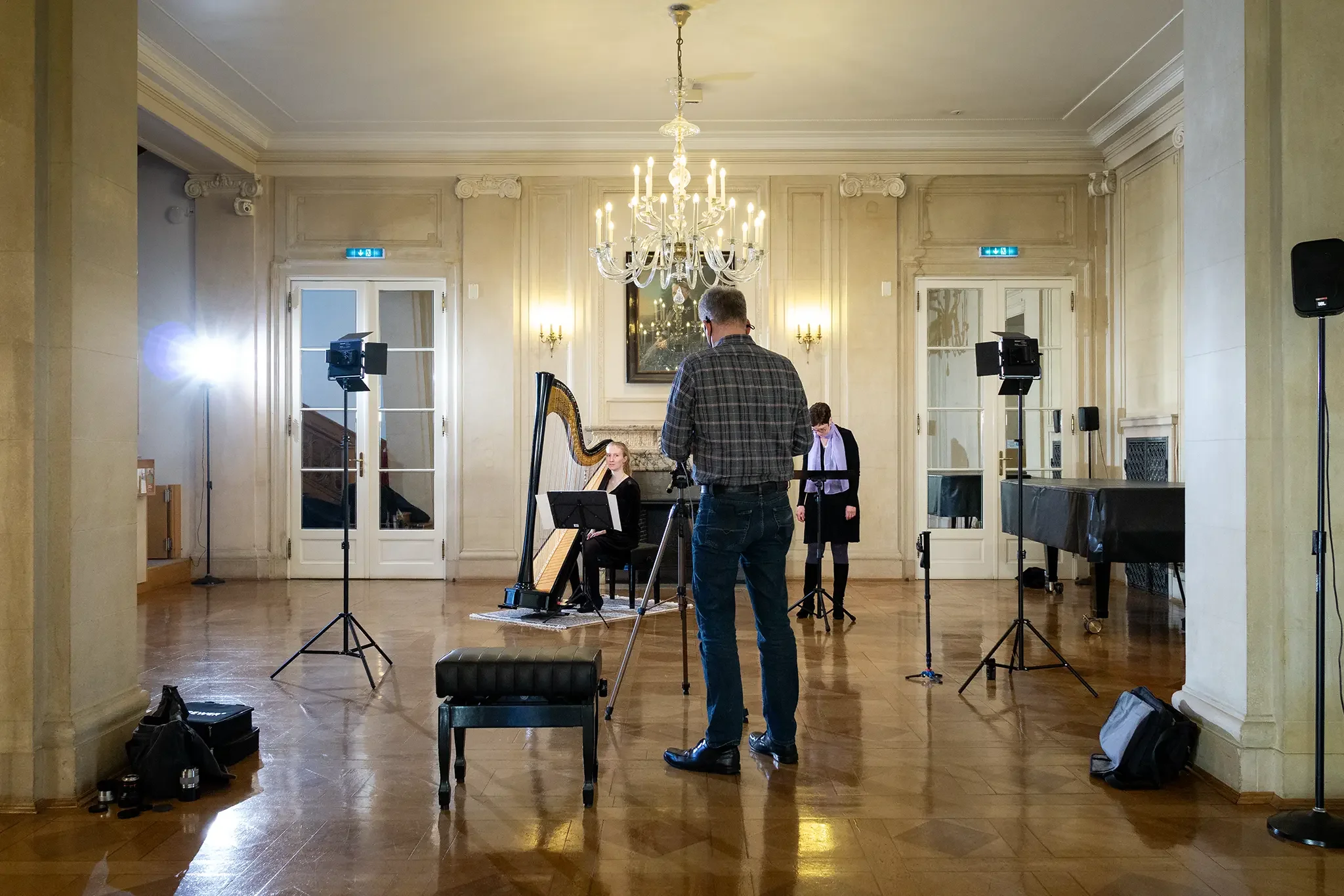 Behind the scenes: Georg Watzlawek richtet die Streamingkamera für die anstehende Lesung ein.