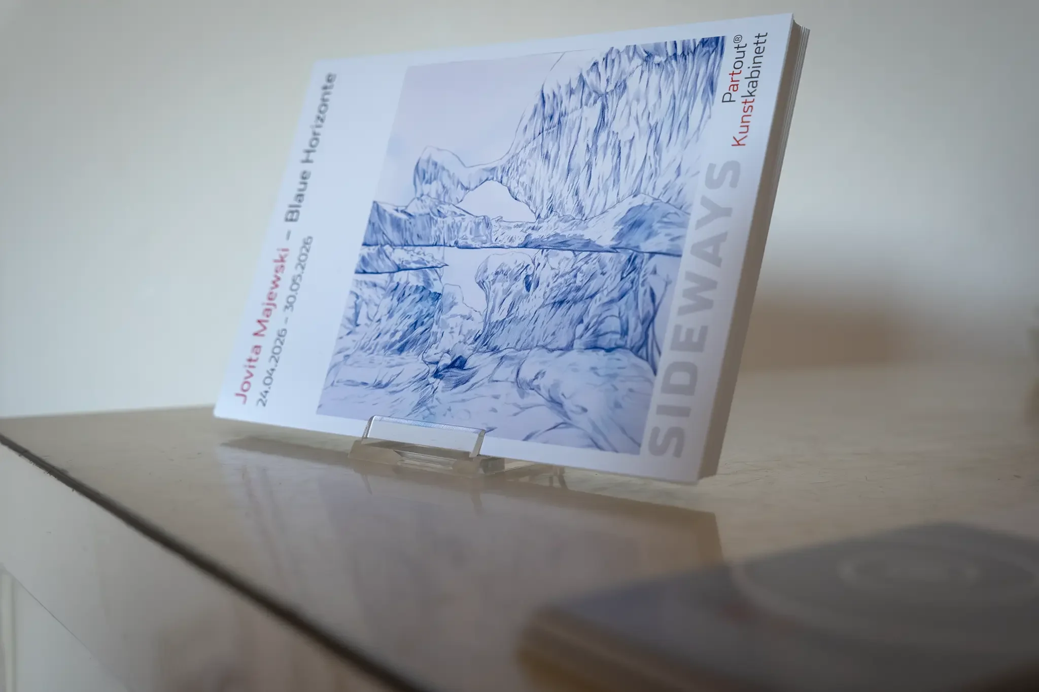 Ausstellungsflyer zur Ausstellung „Blaue Horizonte“ von Jovita Majewski im Partout Kunstkabinett