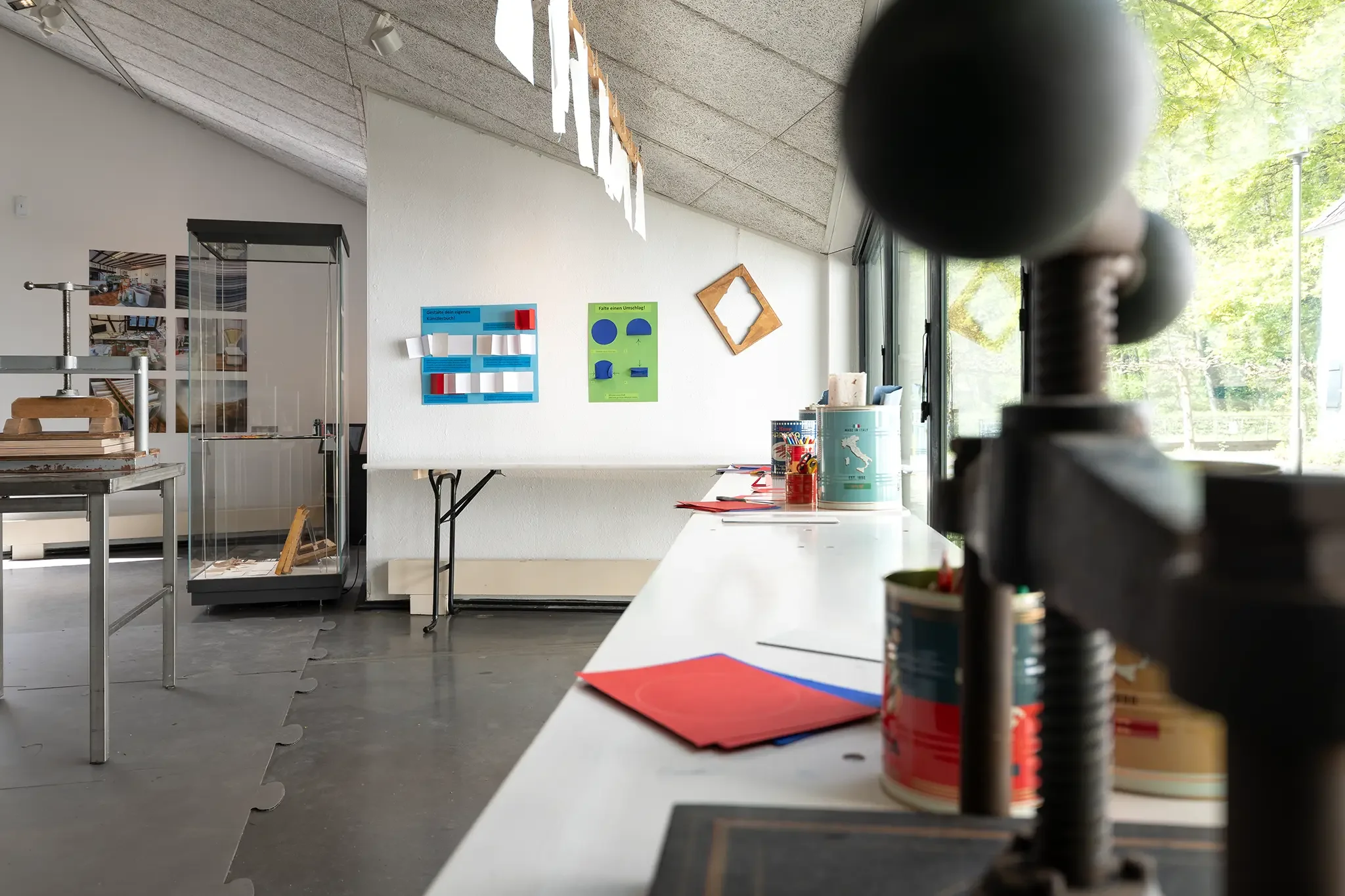 Mitmach- und Werkstattbereich der Ausstellung „Papier!“ im Papiermuseum Alte Dombach.