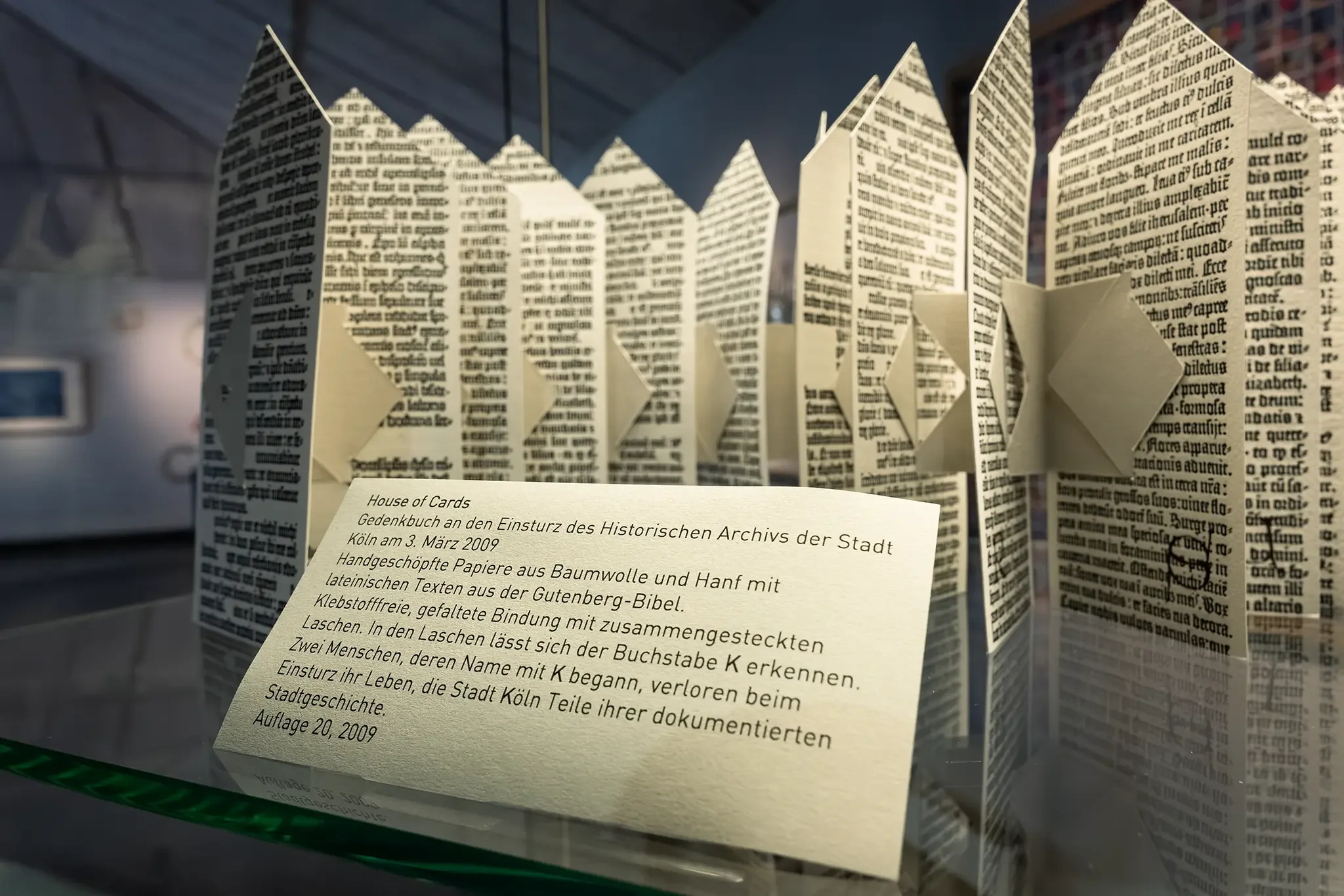 Aus gefaltetem Papier gestaltetes Kunstwerk „House of Cards“ von John Gerard im Papiermuseum Alte Dombach.
