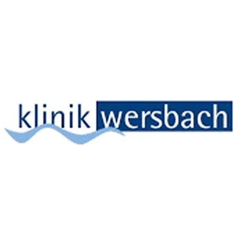 Logo der Klinik Wersbach mit Wellenmotiv.