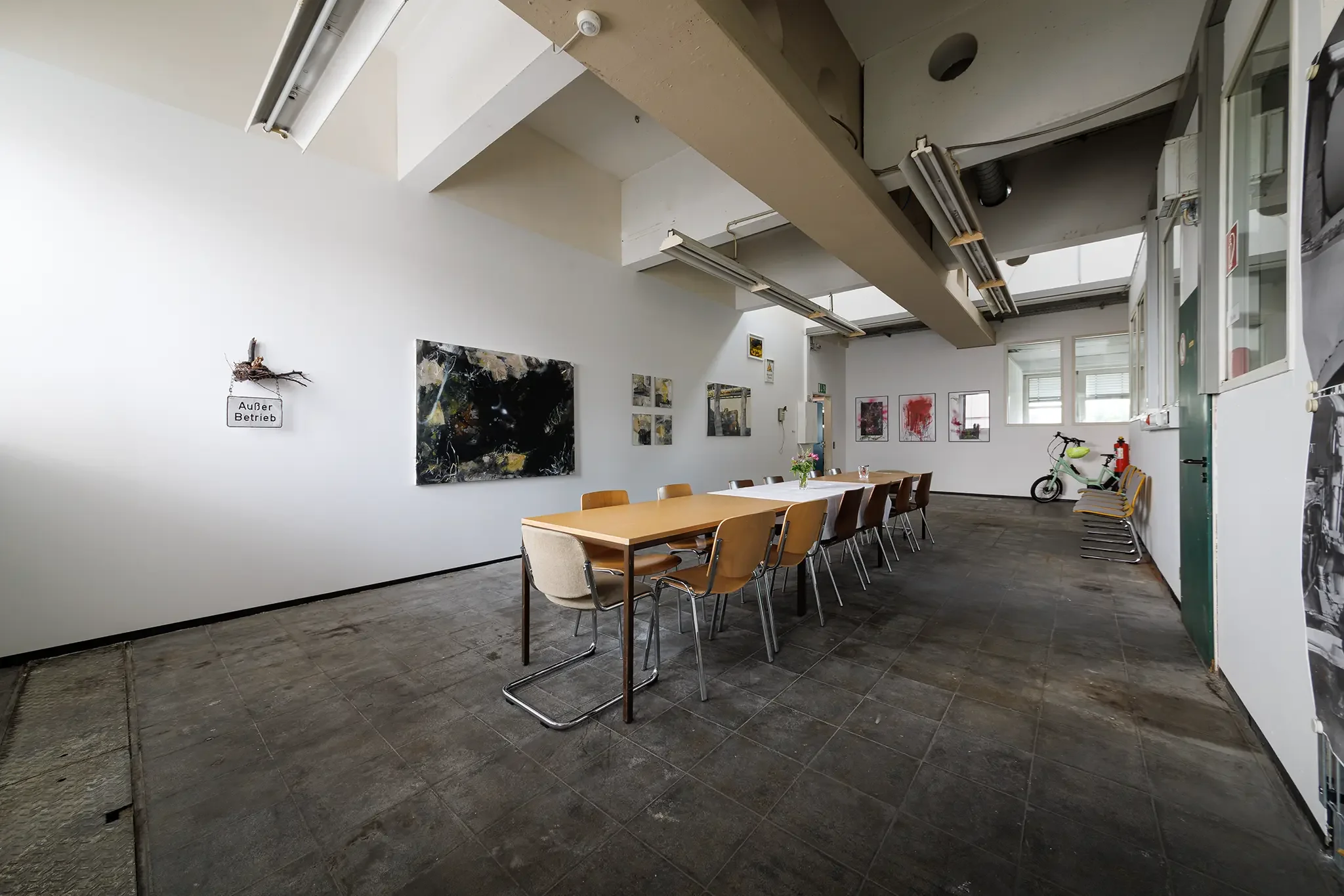 Der Gemeinschaftsraum mit angrenzender Küche.