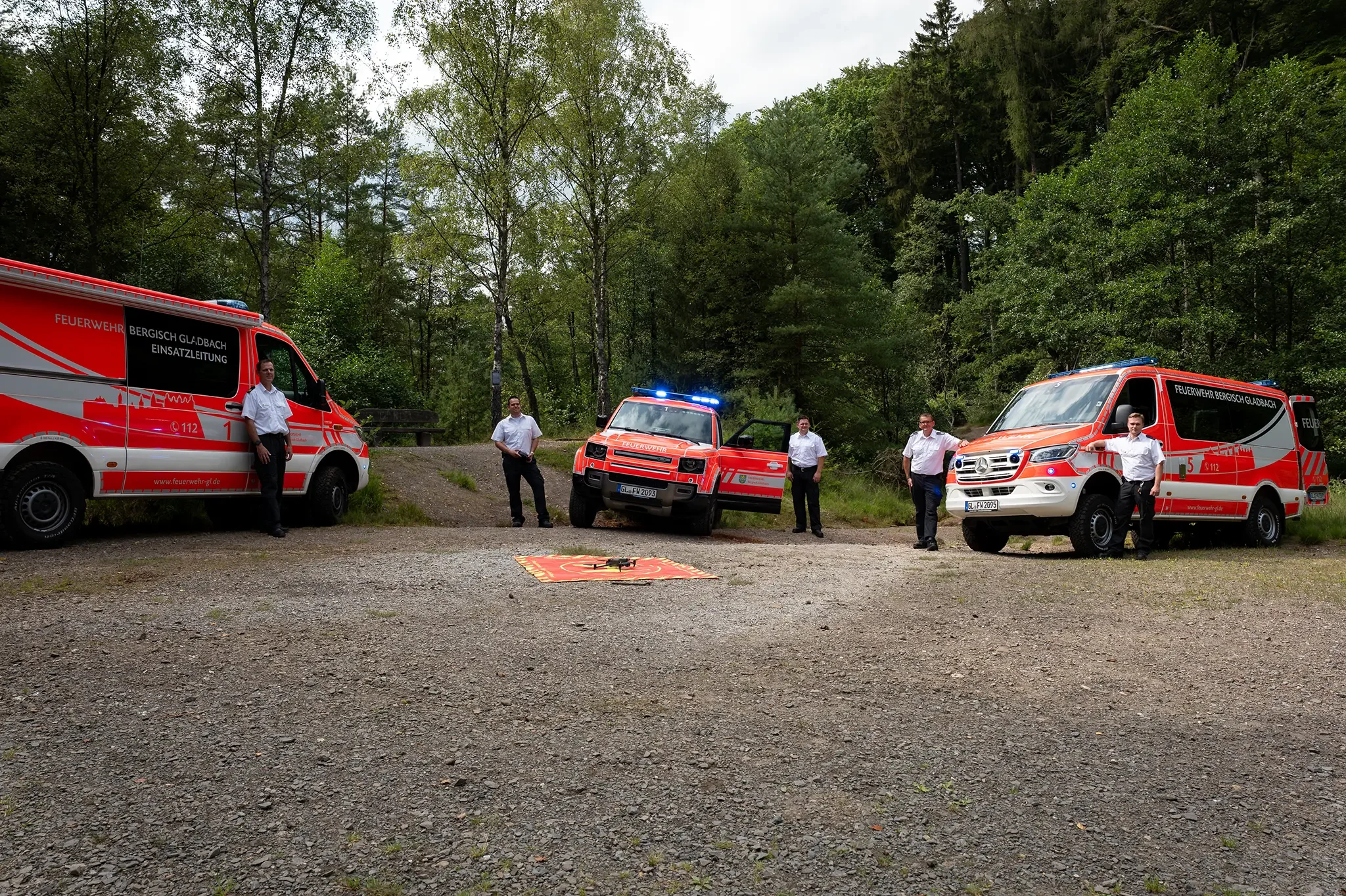 Gruppenbild mit neuen Fahrzeugen