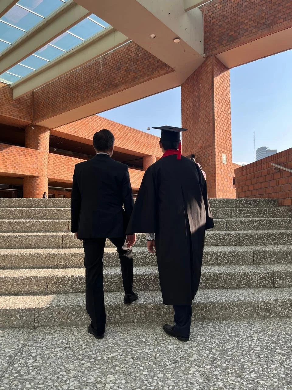 Universitario graduado en compañía de su familia.