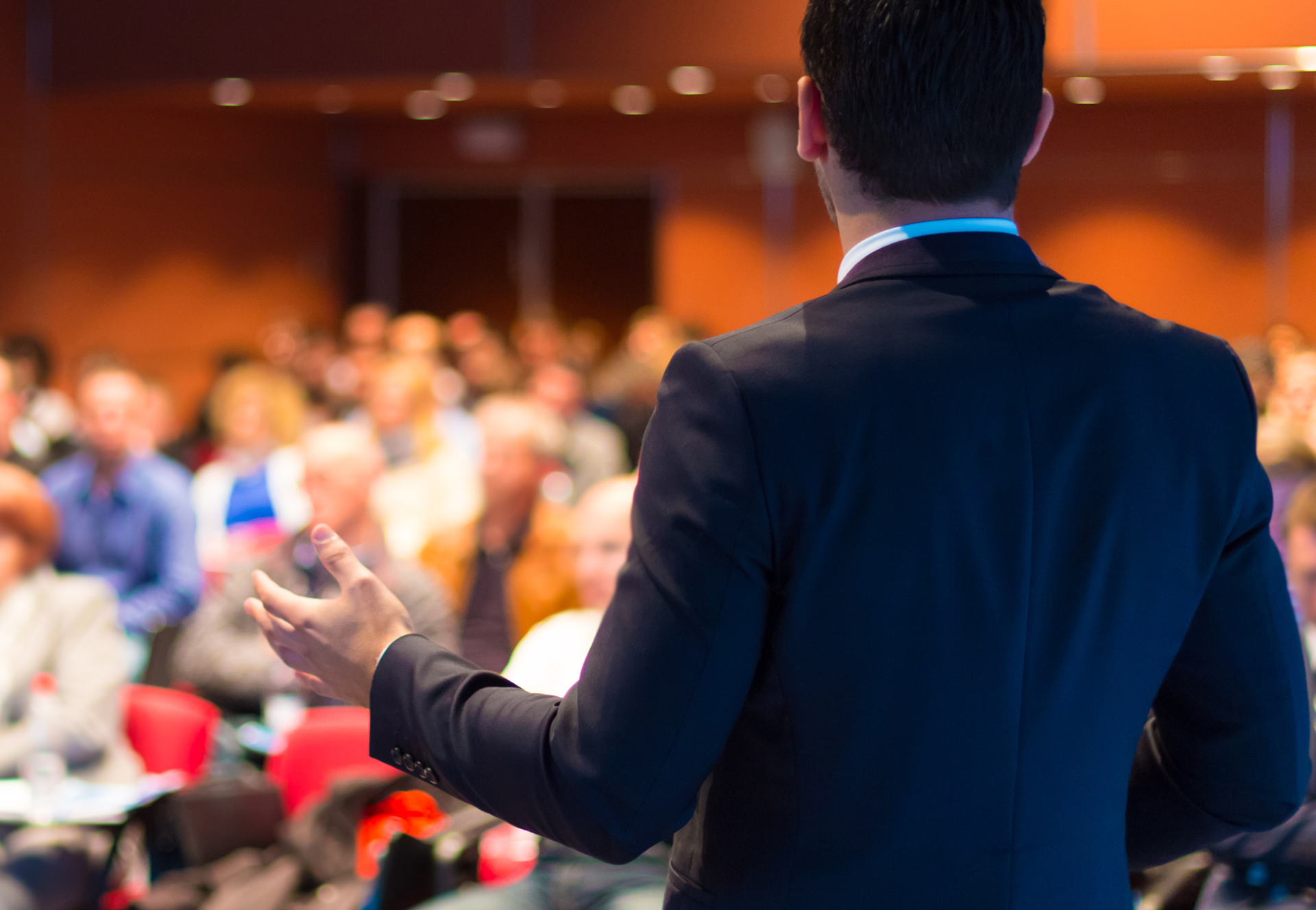 Un orador en escuela para padres conferencia.