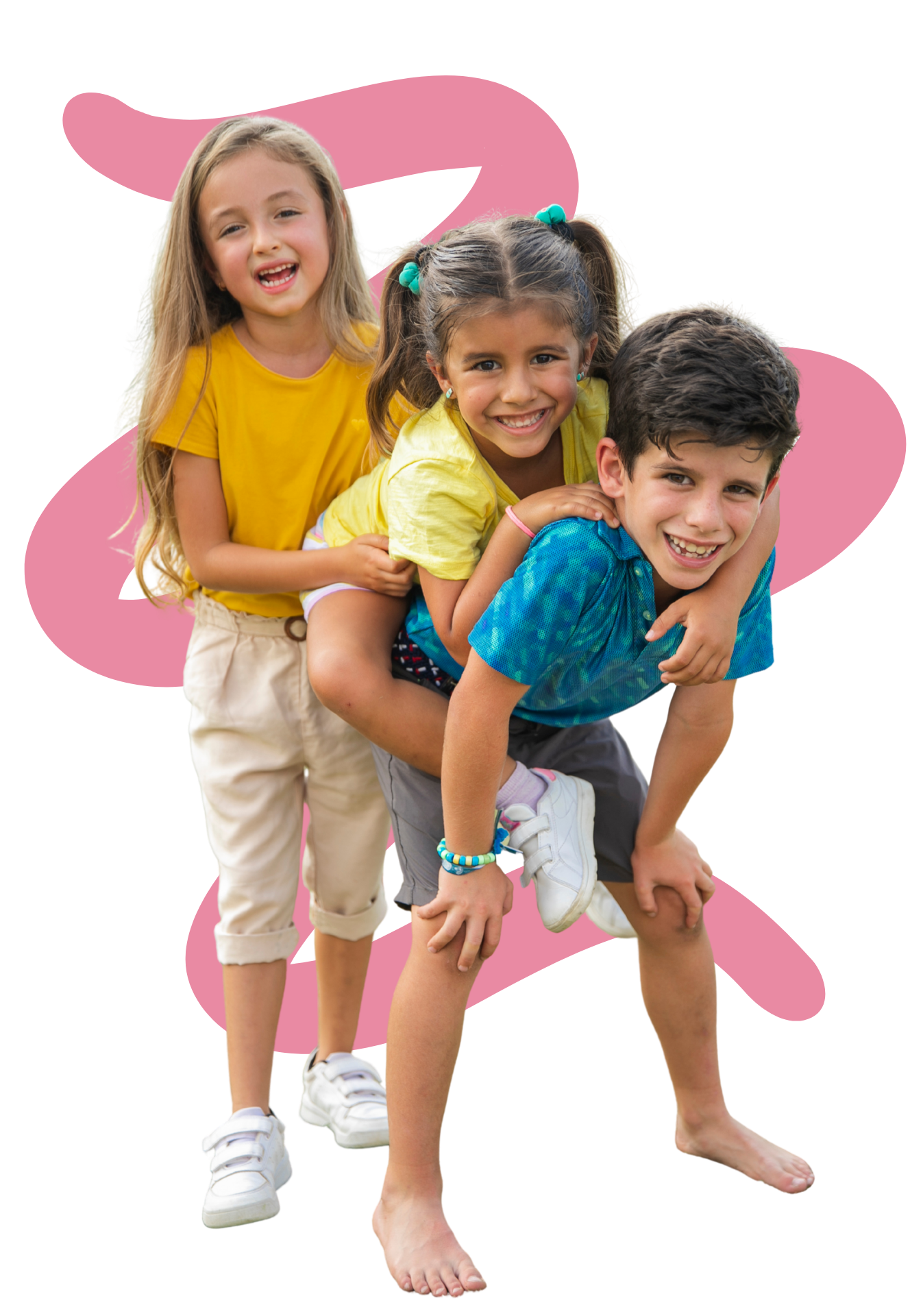 Tres niños sonriendo y jugando en una formación de pilas, con fondo rosa.