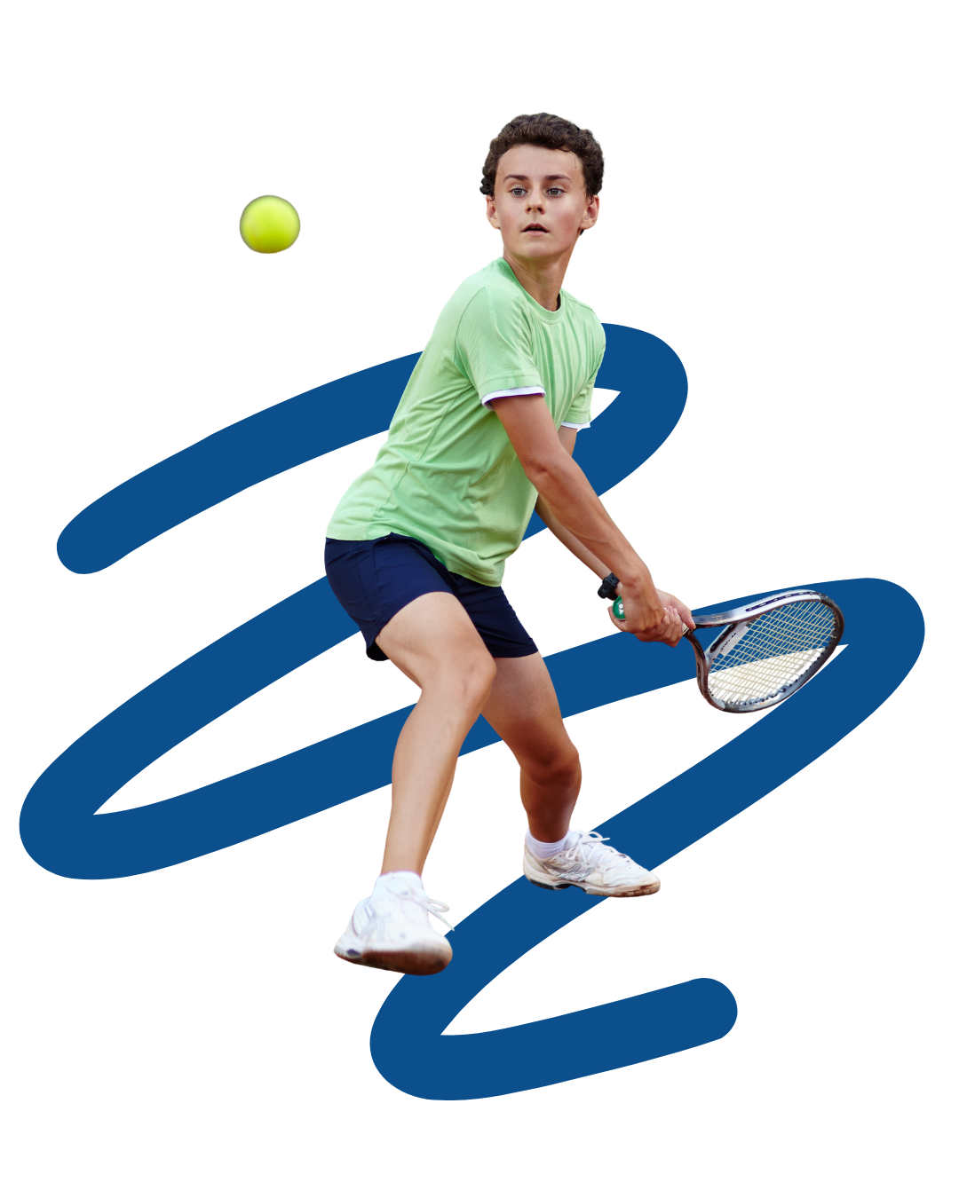 Joven deportista en posición de jugar al tenis con raqueta y pelota, vestido con camiseta verde y pantalones cortos navy.