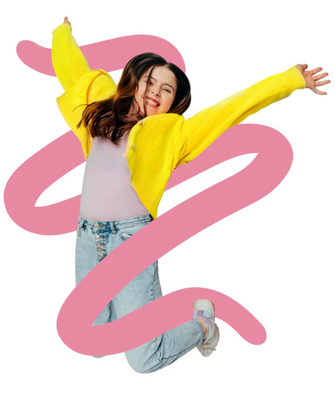 Juvenil mujer saltando con sonrisa y brazos extendidos, vestida con camiseta blanca, chaqueta amarilla y jeans claros, sobre fondo rosa con formas abstractas violetas y verdes.