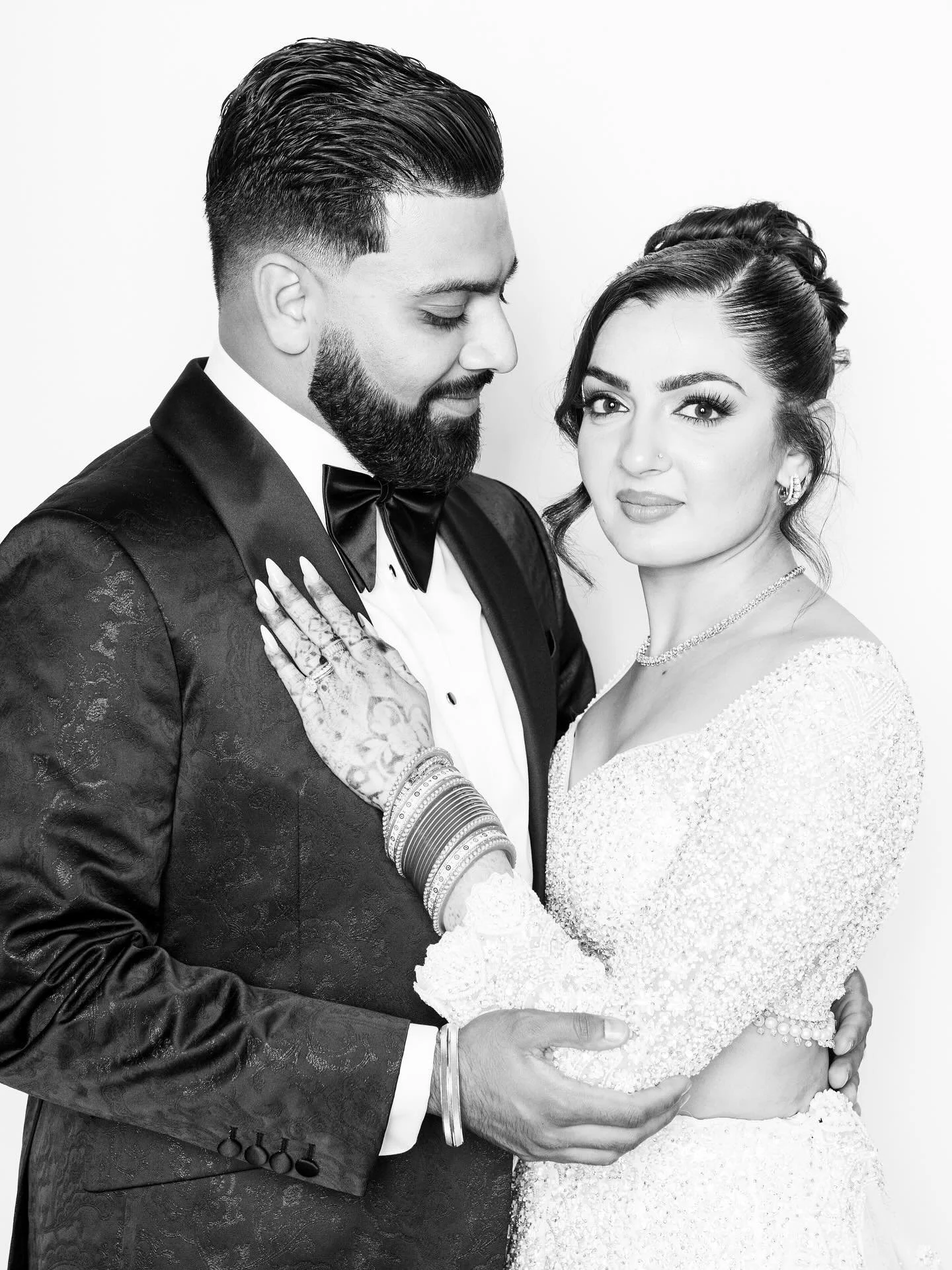 Celebrating The Sandhu's 🤍🖤

#chicmoments #weddingportraits #blackandwhite #haloportraits