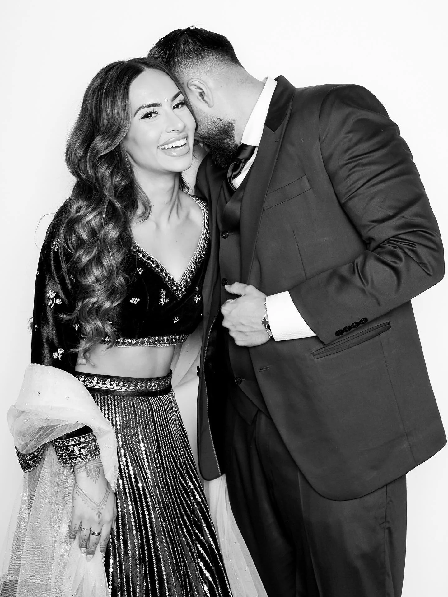 The best shots aren&rsquo;t posed. They&rsquo;re witnessed. ✨🤍

#chicwedding #blackandwhite #weddingportraits #haloportraits