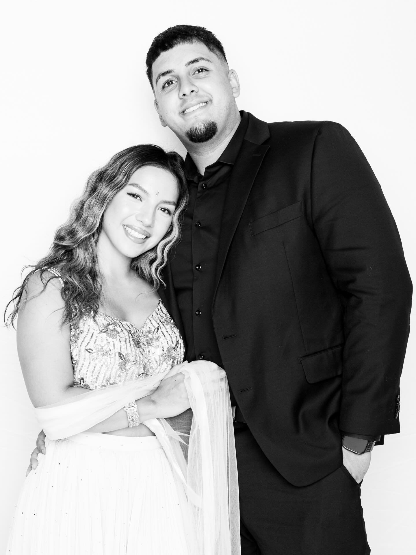 'Tis the season 🤍🎄✨

#haloportraits #blackandwhite #weddingportraits #chicmoments