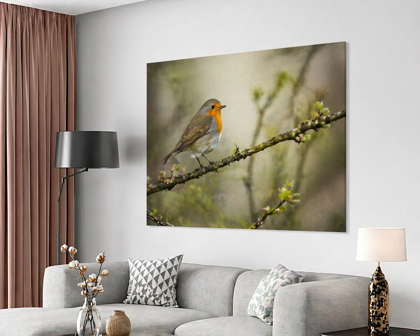 Une peinture mural représentant un oiseau posé sur une branche, dans une salle de séjour moderne avec un sofa gris, des coussins géométriques, une lampe noire et une lampe blanche.