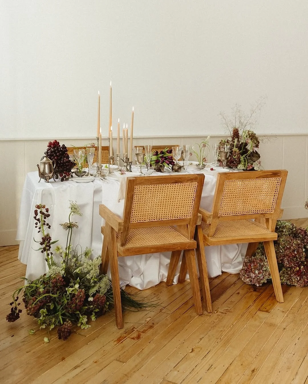 Every time I see more photos from this creative shoot I&rsquo;m compelled to share them! What a wonderful fall tablescape.

Planning: @helloebonyxivory 
Venue: @mararamirostudio 
Florals: @fablefloraldesign 
Photography: @rustandbark 
HMU: @taylorswi
