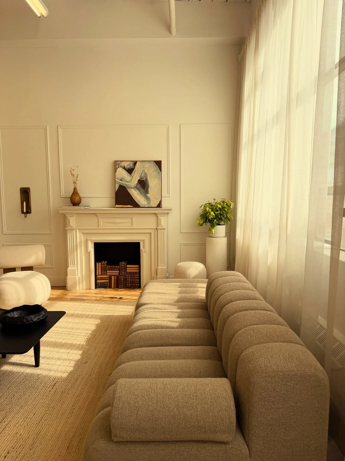 It&rsquo;s in the details; the ripples, the subtle ways the light comes in. 

Book by the hour for photo shoots, content creation or intimate events. 

#naturallightphotography #torontostudio #photoshoot