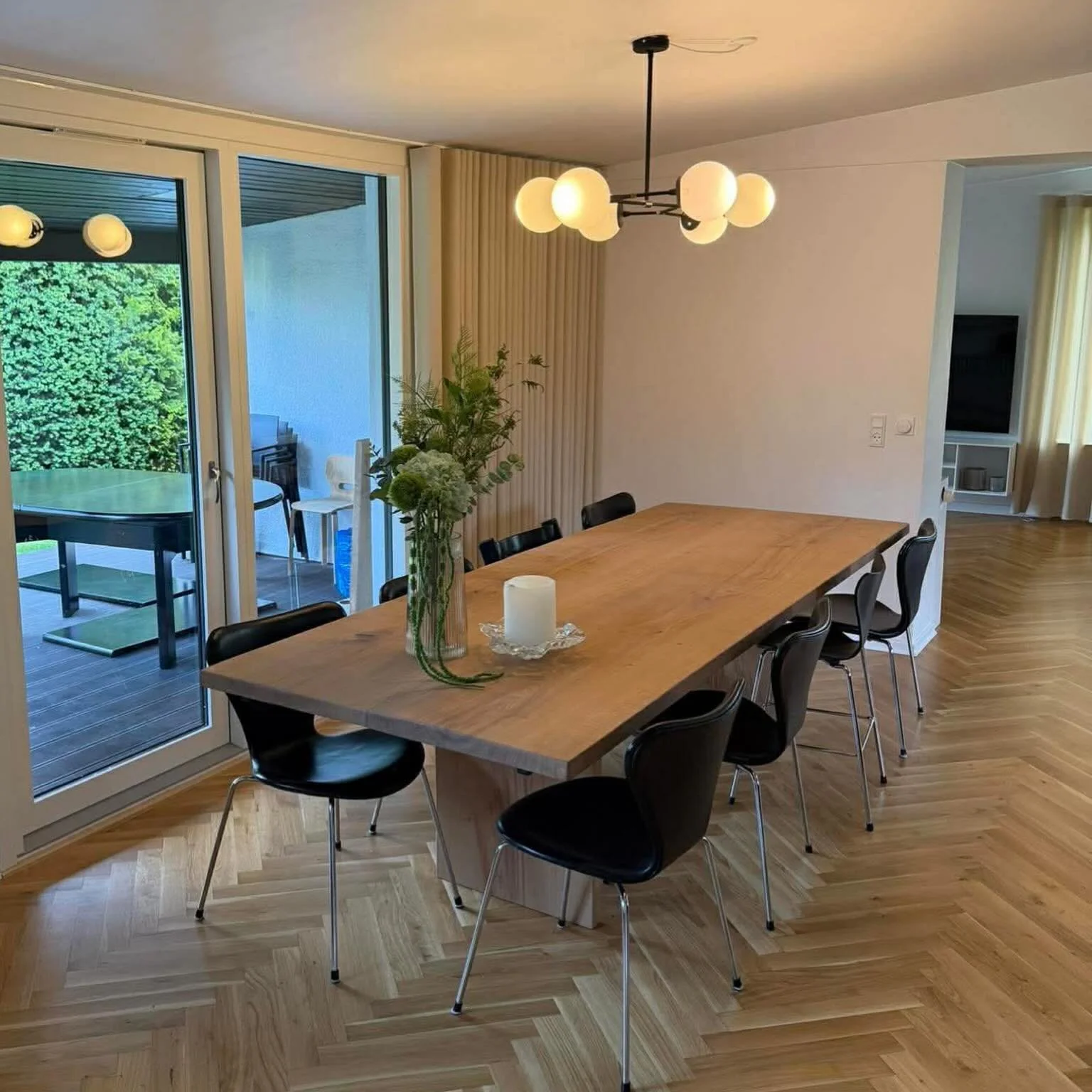 Vi har haft &aelig;ren at lave og levere dette smukke Plankebord p&aring; 280x100 til en sk&oslash;n familie.✨🤩 produceret af to unikke ege planker der er limet sammen til en stor og l&aelig;kker overflade 🪵