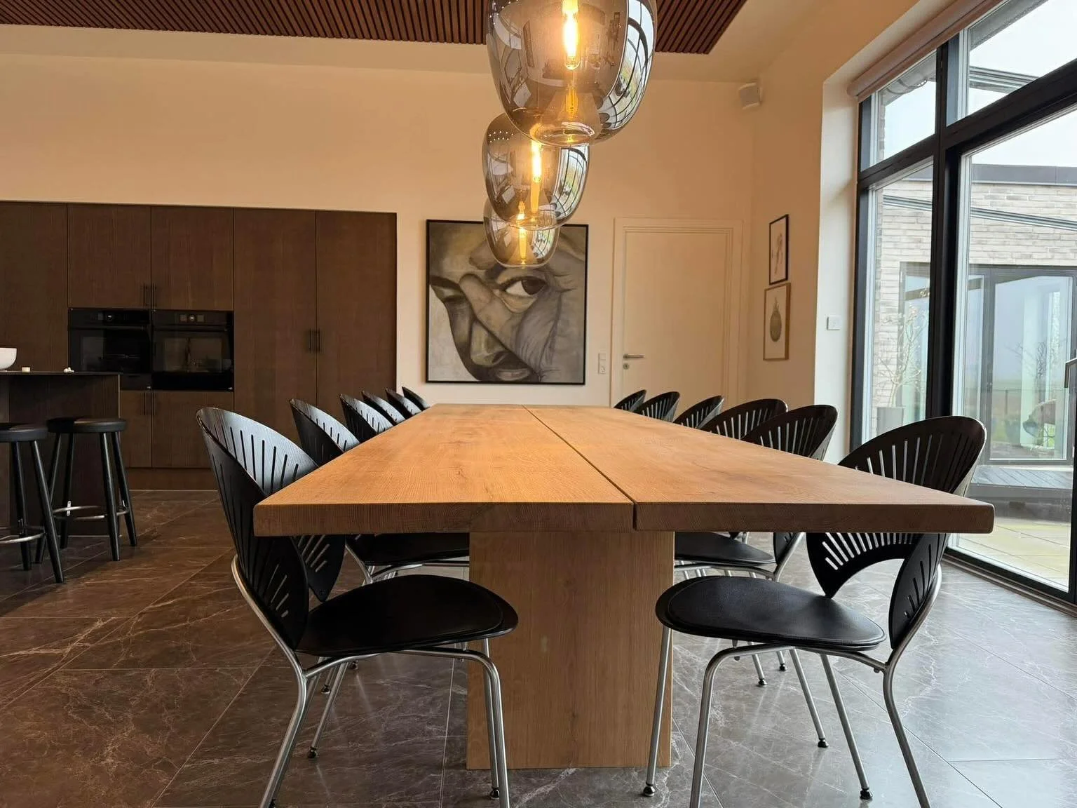 Et unikt og smukt egetr&aelig;s bord p&aring; 380x110 leveret til tilfredse og glade kunder, i et fantastisk hjem hvor det virkelig kommer til at v&aelig;re et samlingspunkt for hele familien og venner. #woodcraft#plankebord#egetr&aelig;splankebord#b