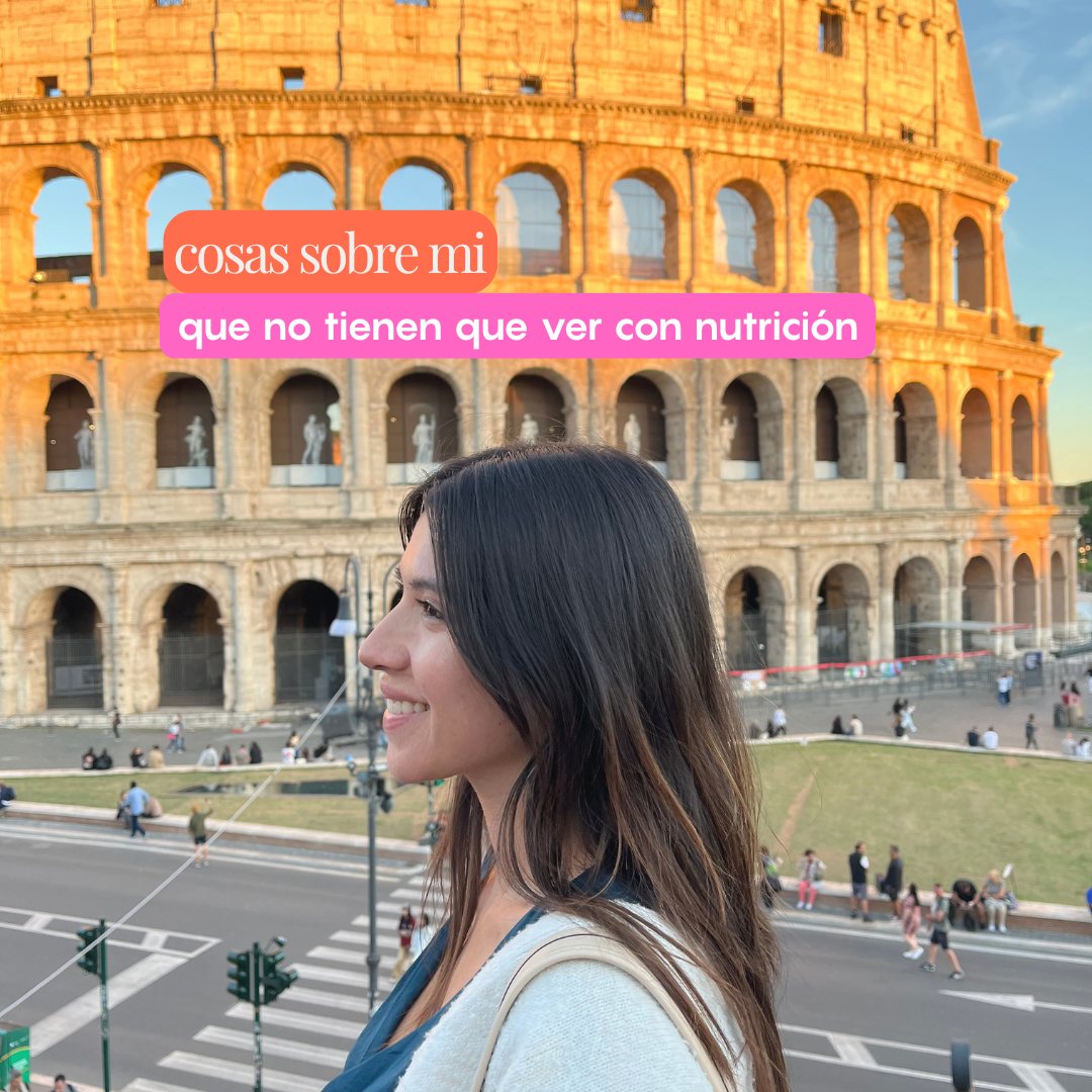 A woman standing in front of the Colosseum in Rome at sunset, with colorful text overlay in Spanish.