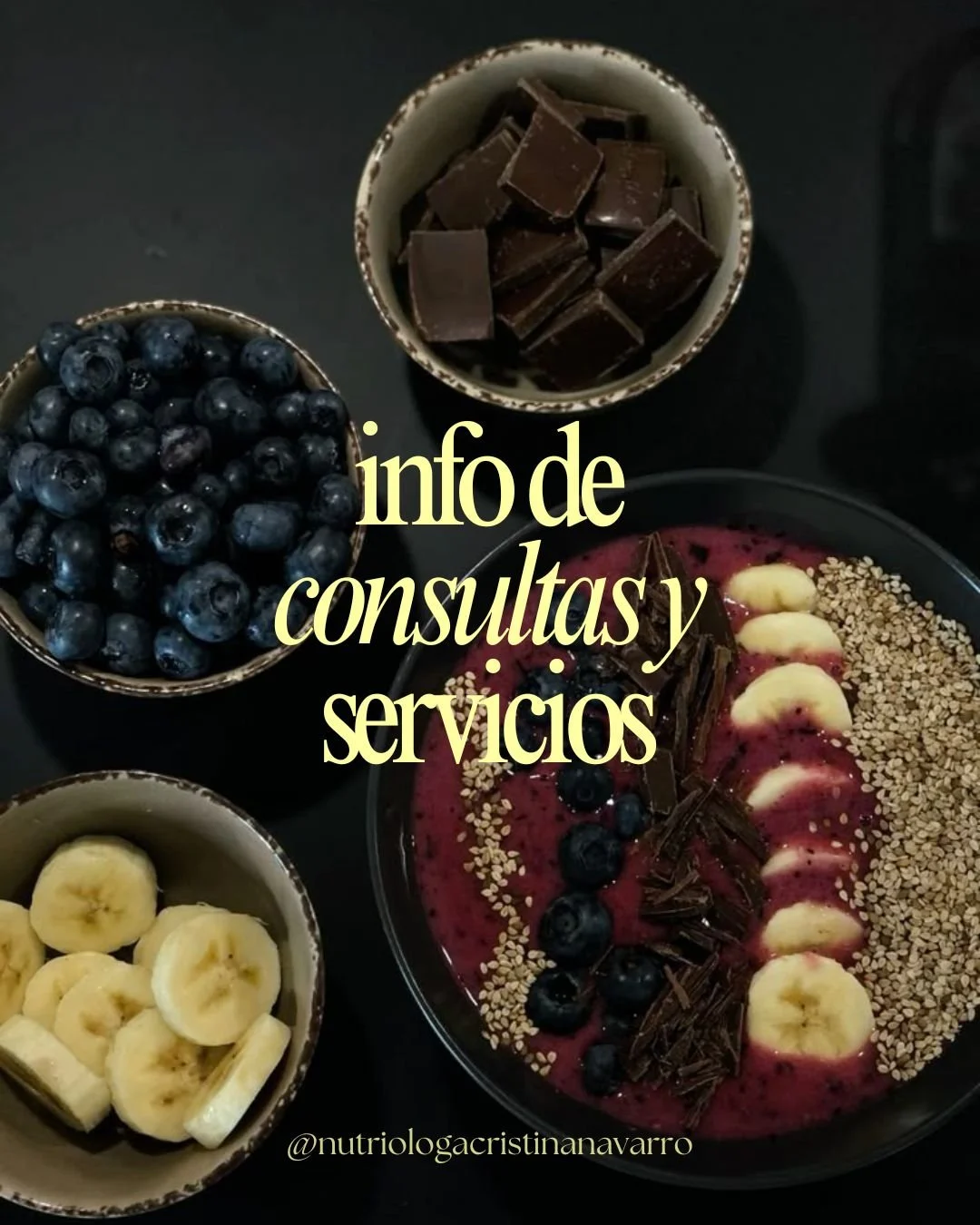 A top-down view of breakfast bowls with blueberries, banana slices, and a berry smoothie topped with granola and chocolate pieces, with text overlayed in Spanish.