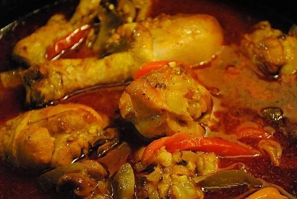 Poule an sauce (Chicken and gravy)
